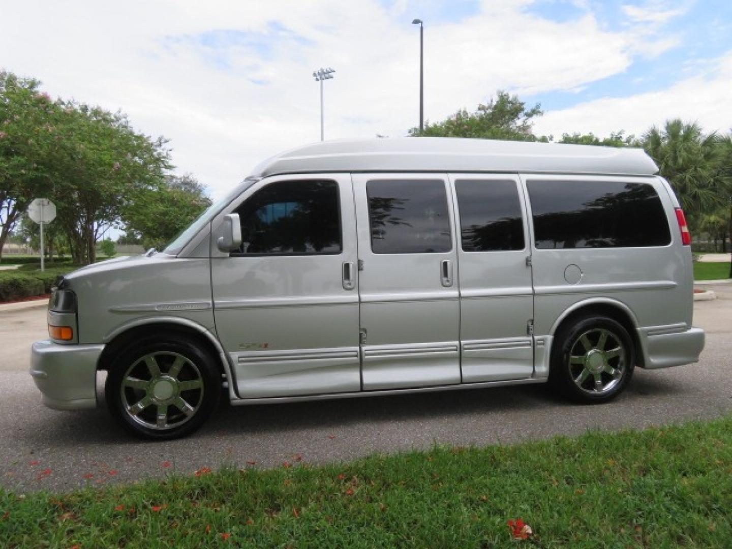 2014 GMC Savana RV G1500 3LT (1GDS8DC48E1) with an 5.3L V8 OHV 16V engine, 4-Speed Automatic transmission, located at 4301 Oak Circle #19, Boca Raton, FL, 33431, (954) 561-2499, 26.388861, -80.084038 - Photo#9