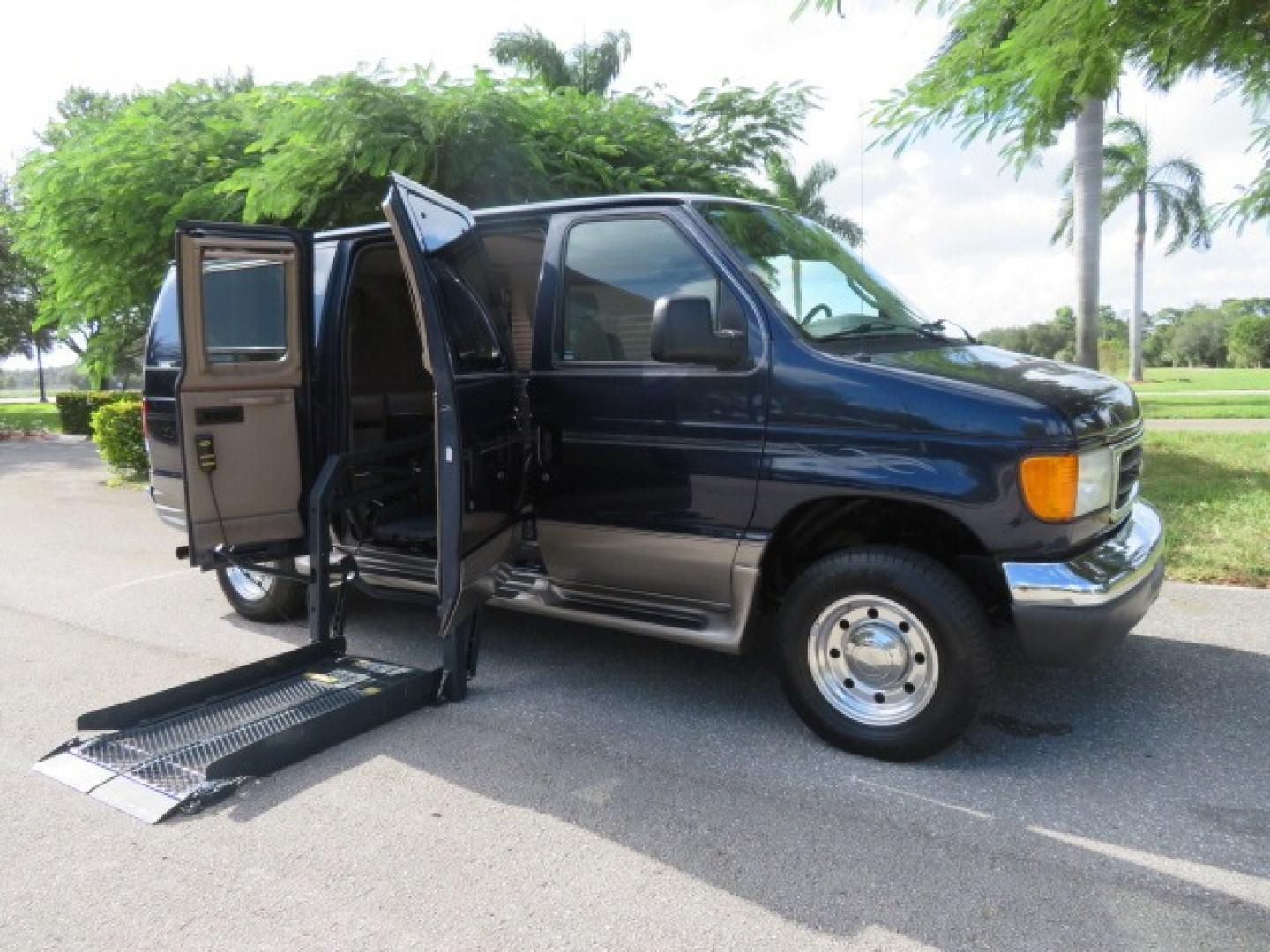 2006 Dark Blue Ford E-Series Van E-250 (1FDNE24L06D) with an 5.4L V8 SOHC 16V engine, 4-Speed Automatic transmission, located at 4301 Oak Circle #19, Boca Raton, FL, 33431, (954) 561-2499, 26.388861, -80.084038 - Photo#45