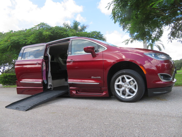 photo of 2020 Chrysler Pacifica Touring-L Plus