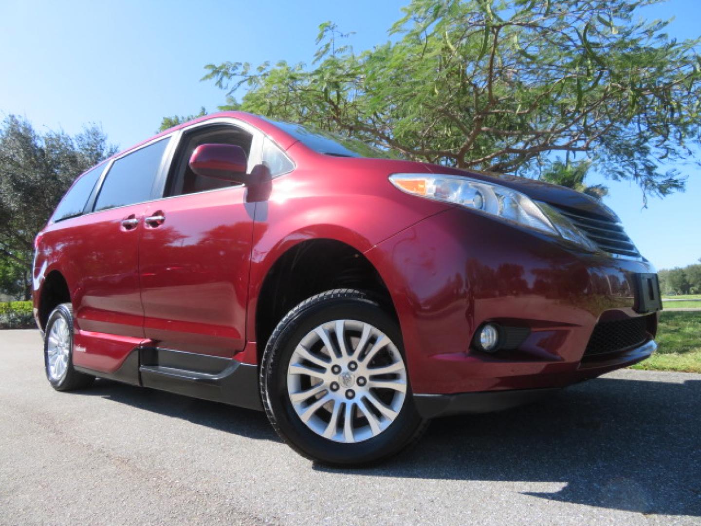 2017 Toyota Sienna Limited Premium 7-Passenger (5TDYZ3DC6HS) with an 3.5L V6 EFI DOHC 24V engine, 8A transmission, located at 4301 Oak Circle #19, Boca Raton, FL, 33431, (954) 561-2499, 26.388861, -80.084038 - You are looking at a Gorgeous 2017 Toyota Sienna XLE VMI Summit Handicap Wheelchair Conversion Van with Power Side Entry Foldout Ramp, Q-Straint Tie Down System with Retractors, Rear Entertainment Flat Screen TV, Back Up Camera, Quick Release Front Seats, Alloy Wheels, Dual Power Side Entry Doors, H - Photo#5