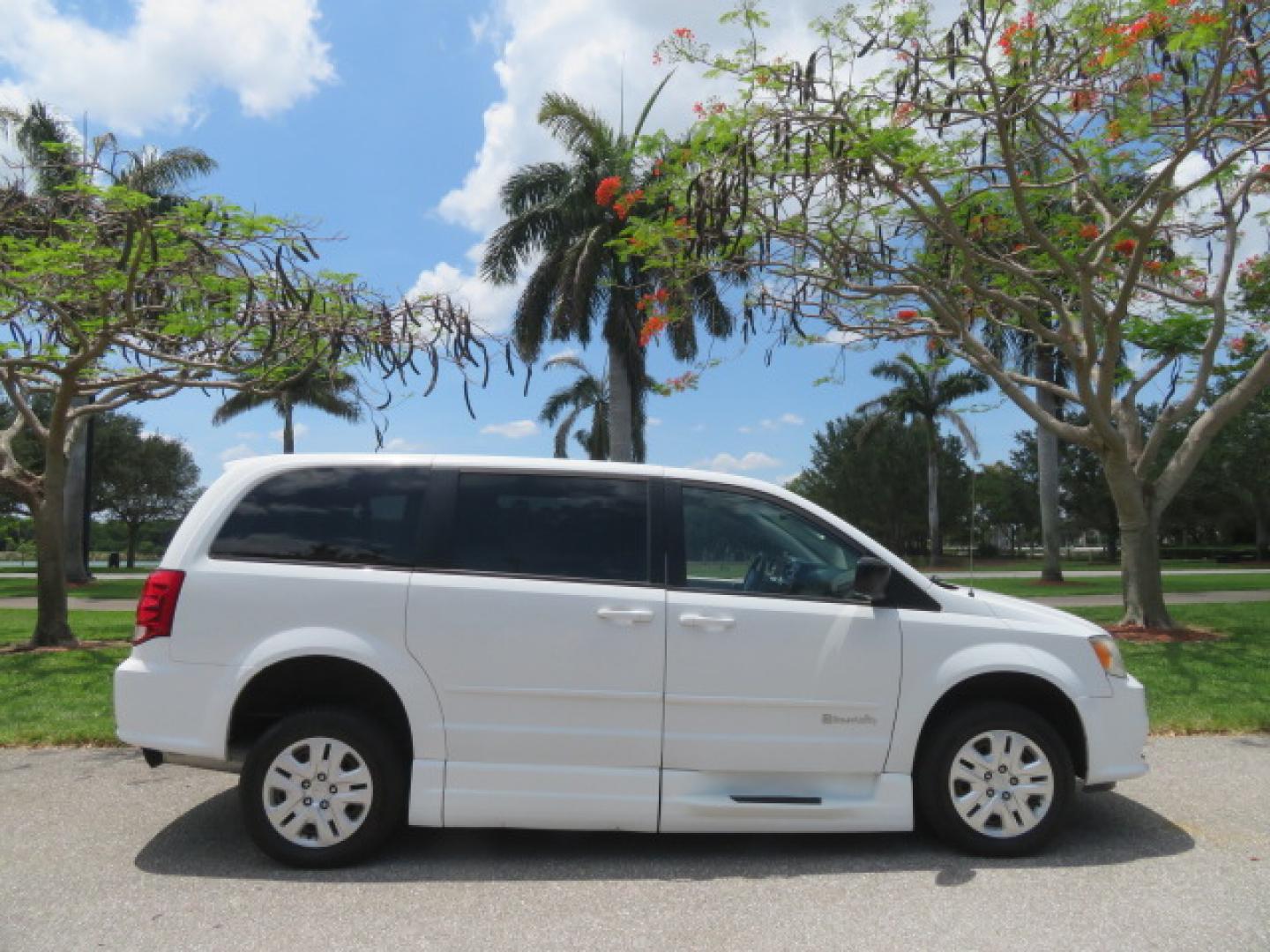 2014 White /Gray Dodge Grand Caravan SE (2C7WDGBG3ER) with an 3.6L V6 DOHC 24V engine, 6-Speed Automatic transmission, located at 4301 Oak Circle #19, Boca Raton, FL, 33431, (954) 561-2499, 26.388472, -80.084045 - You are looking a beautiful 2014 Dodge Grand Caravan SXT Braunability Handicap Wheelchair Conversion Van with 121K Original Miles, Braunability Commercial Handicap Van Conversion with Manual Side Entry Ramp, Wheelchair Tie Downs, Dual Sliding Doors, Power Package, Soundsystem, Cruise Control, and Mu - Photo#4