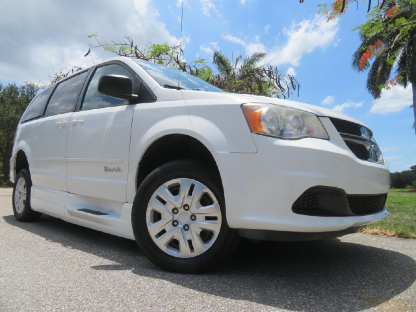 2014 White /Gray Dodge Grand Caravan SE (2C7WDGBG3ER) with an 3.6L V6 DOHC 24V engine, 6-Speed Automatic transmission, located at 4301 Oak Circle #19, Boca Raton, FL, 33431, (954) 561-2499, 26.388472, -80.084045 - You are looking a beautiful 2014 Dodge Grand Caravan SXT Braunability Handicap Wheelchair Conversion Van with 121K Original Miles, Braunability Commercial Handicap Van Conversion with Manual Side Entry Ramp, Wheelchair Tie Downs, Dual Sliding Doors, Power Package, Soundsystem, Cruise Control, and Mu - Photo#3