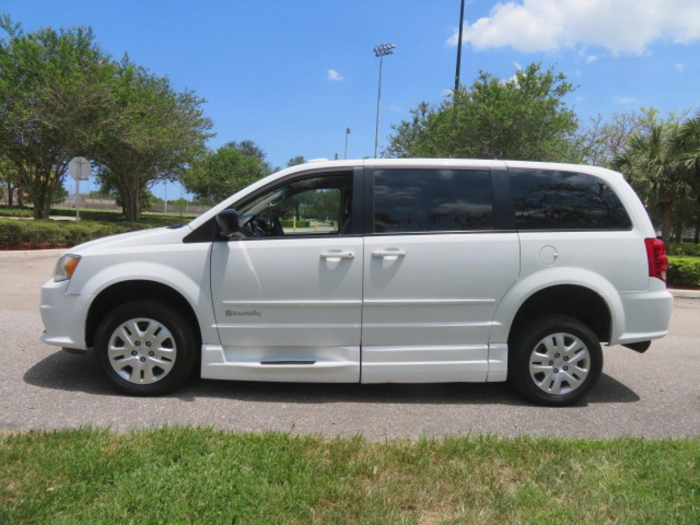 2014 White /Gray Dodge Grand Caravan SE (2C7WDGBG3ER) with an 3.6L V6 DOHC 24V engine, 6-Speed Automatic transmission, located at 4301 Oak Circle #19, Boca Raton, FL, 33431, (954) 561-2499, 26.388472, -80.084045 - You are looking a beautiful 2014 Dodge Grand Caravan SXT Braunability Handicap Wheelchair Conversion Van with 121K Original Miles, Braunability Commercial Handicap Van Conversion with Manual Side Entry Ramp, Wheelchair Tie Downs, Dual Sliding Doors, Power Package, Soundsystem, Cruise Control, and Mu - Photo#12