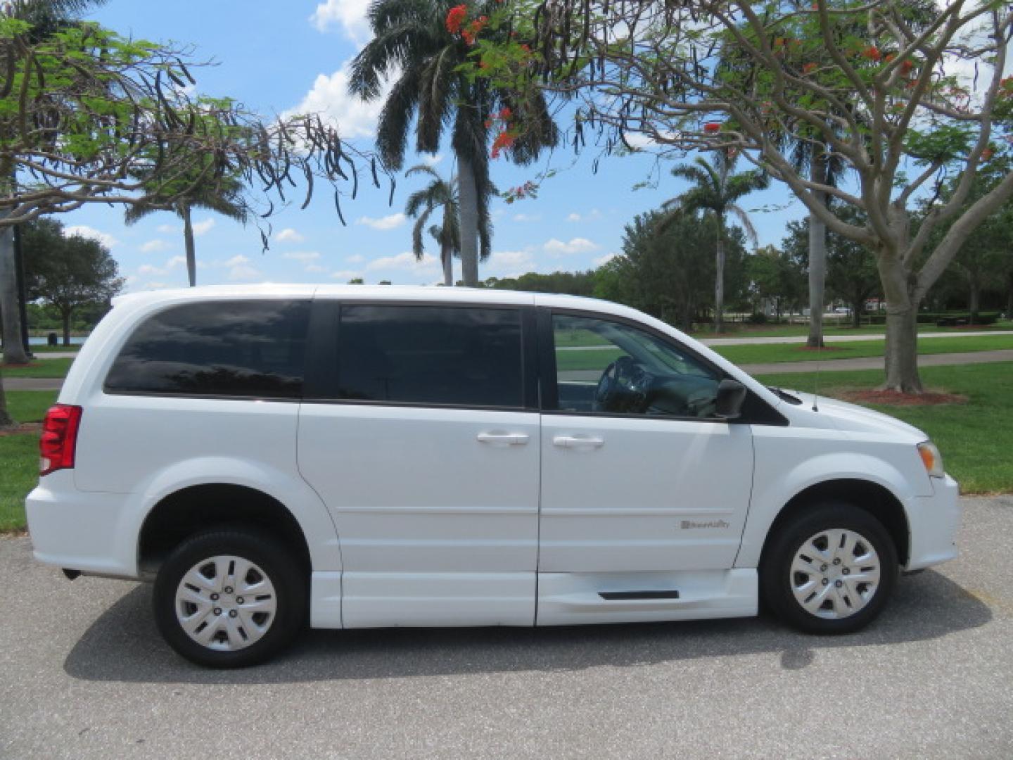 2014 White /Gray Dodge Grand Caravan SE (2C7WDGBG3ER) with an 3.6L V6 DOHC 24V engine, 6-Speed Automatic transmission, located at 4301 Oak Circle #19, Boca Raton, FL, 33431, (954) 561-2499, 26.388472, -80.084045 - You are looking a beautiful 2014 Dodge Grand Caravan SXT Braunability Handicap Wheelchair Conversion Van with 121K Original Miles, Braunability Commercial Handicap Van Conversion with Manual Side Entry Ramp, Wheelchair Tie Downs, Dual Sliding Doors, Power Package, Soundsystem, Cruise Control, and Mu - Photo#16