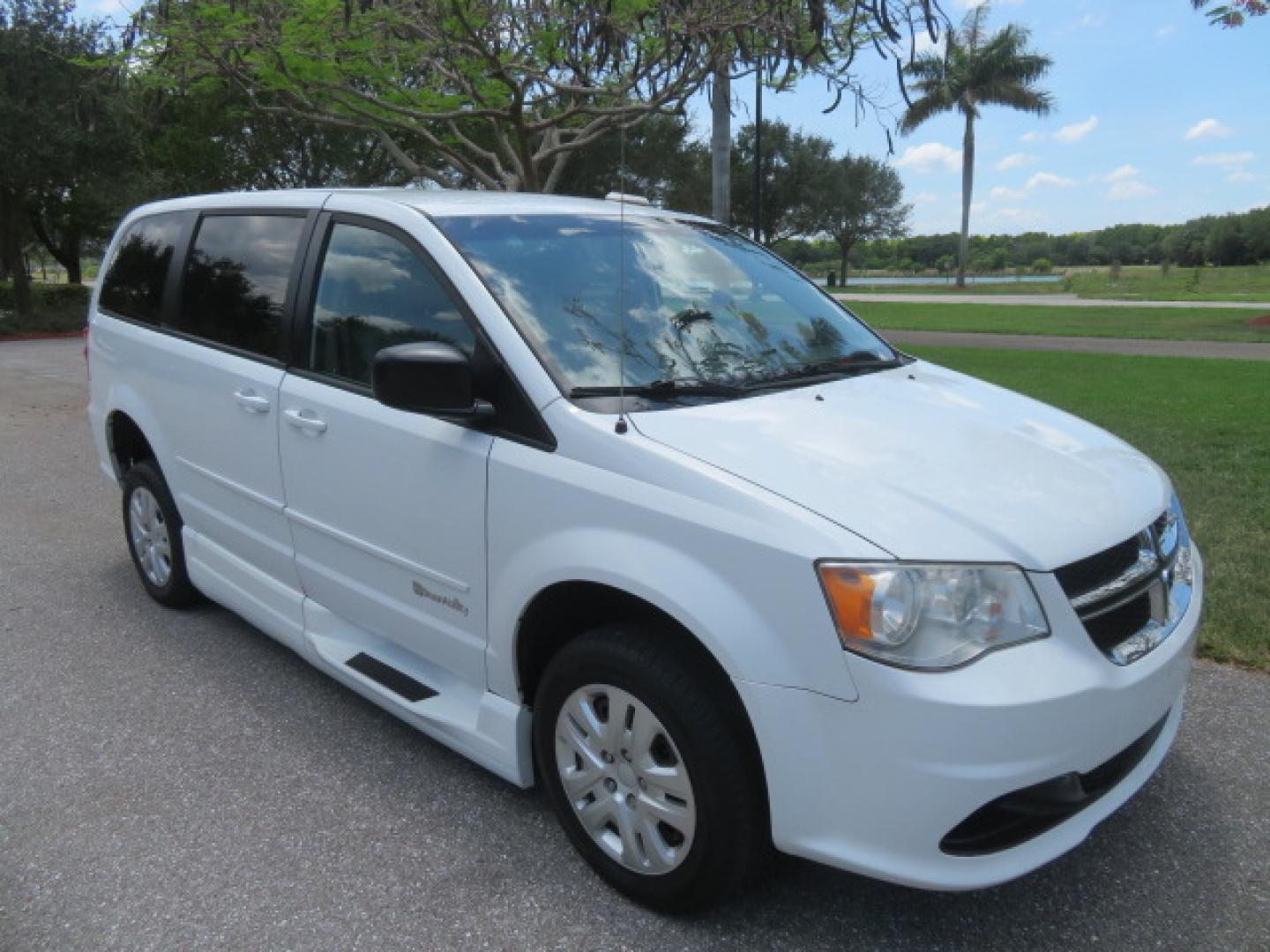 2014 White /Gray Dodge Grand Caravan SE (2C7WDGBG3ER) with an 3.6L V6 DOHC 24V engine, 6-Speed Automatic transmission, located at 4301 Oak Circle #19, Boca Raton, FL, 33431, (954) 561-2499, 26.388472, -80.084045 - You are looking a beautiful 2014 Dodge Grand Caravan SXT Braunability Handicap Wheelchair Conversion Van with 121K Original Miles, Braunability Commercial Handicap Van Conversion with Manual Side Entry Ramp, Wheelchair Tie Downs, Dual Sliding Doors, Power Package, Soundsystem, Cruise Control, and Mu - Photo#17