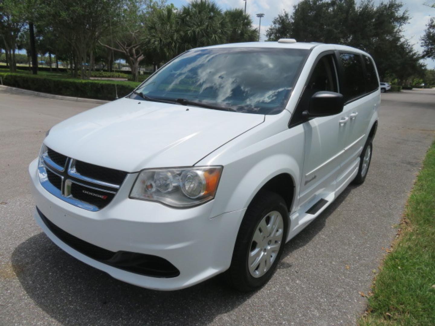 2014 White /Gray Dodge Grand Caravan SE (2C7WDGBG3ER) with an 3.6L V6 DOHC 24V engine, 6-Speed Automatic transmission, located at 4301 Oak Circle #19, Boca Raton, FL, 33431, (954) 561-2499, 26.388472, -80.084045 - You are looking a beautiful 2014 Dodge Grand Caravan SXT Braunability Handicap Wheelchair Conversion Van with 121K Original Miles, Braunability Commercial Handicap Van Conversion with Manual Side Entry Ramp, Wheelchair Tie Downs, Dual Sliding Doors, Power Package, Soundsystem, Cruise Control, and Mu - Photo#19