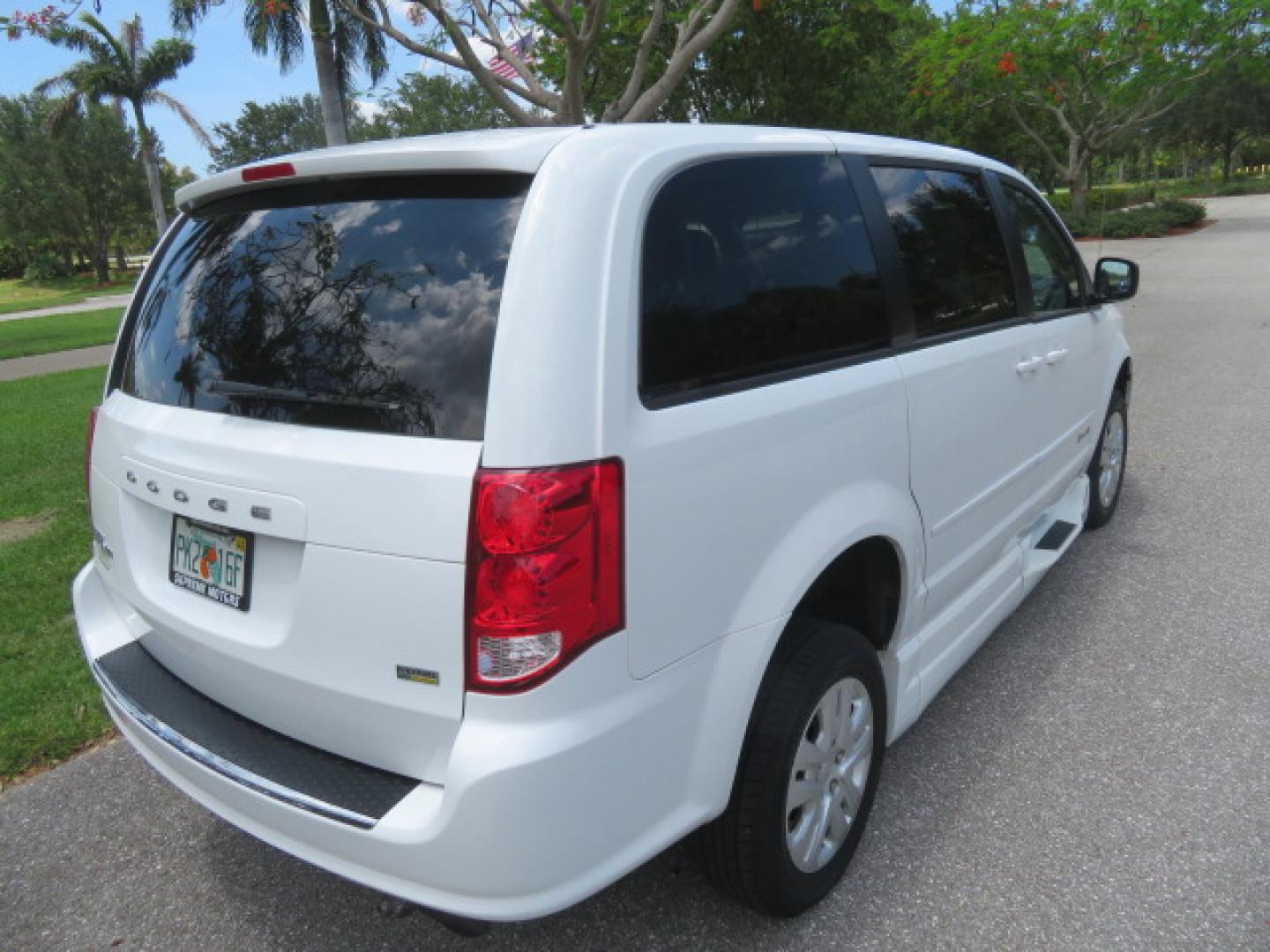 2014 White /Gray Dodge Grand Caravan SE (2C7WDGBG3ER) with an 3.6L V6 DOHC 24V engine, 6-Speed Automatic transmission, located at 4301 Oak Circle #19, Boca Raton, FL, 33431, (954) 561-2499, 26.388472, -80.084045 - You are looking a beautiful 2014 Dodge Grand Caravan SXT Braunability Handicap Wheelchair Conversion Van with 121K Original Miles, Braunability Commercial Handicap Van Conversion with Manual Side Entry Ramp, Wheelchair Tie Downs, Dual Sliding Doors, Power Package, Soundsystem, Cruise Control, and Mu - Photo#23