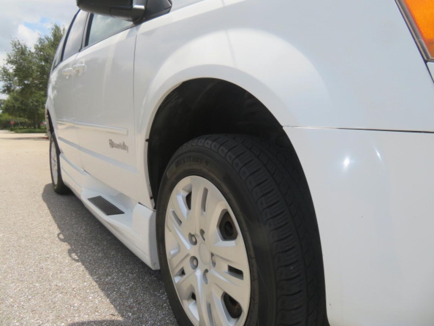 2014 White /Gray Dodge Grand Caravan SE (2C7WDGBG3ER) with an 3.6L V6 DOHC 24V engine, 6-Speed Automatic transmission, located at 4301 Oak Circle #19, Boca Raton, FL, 33431, (954) 561-2499, 26.388472, -80.084045 - You are looking a beautiful 2014 Dodge Grand Caravan SXT Braunability Handicap Wheelchair Conversion Van with 121K Original Miles, Braunability Commercial Handicap Van Conversion with Manual Side Entry Ramp, Wheelchair Tie Downs, Dual Sliding Doors, Power Package, Soundsystem, Cruise Control, and Mu - Photo#26