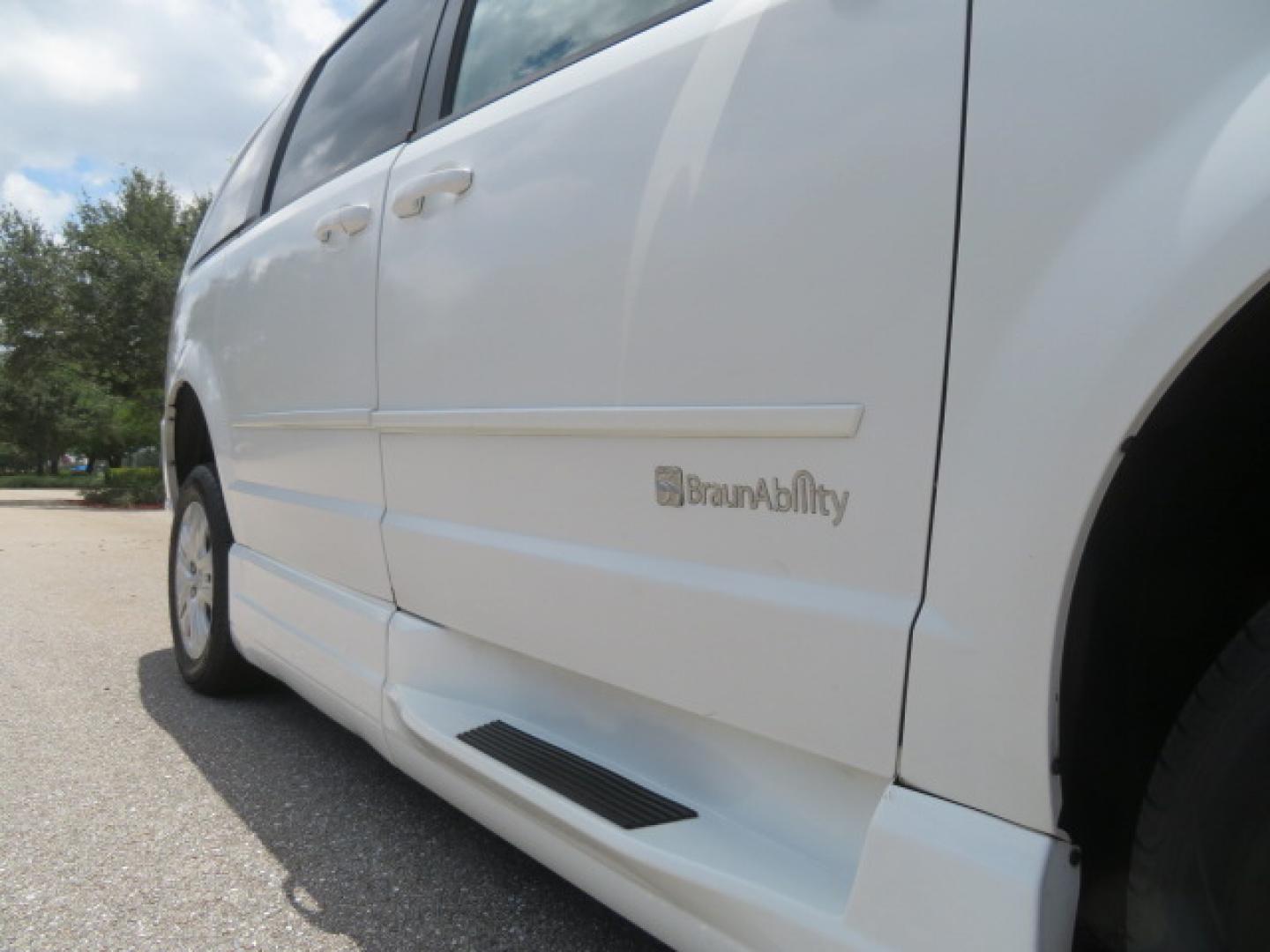 2014 White /Gray Dodge Grand Caravan SE (2C7WDGBG3ER) with an 3.6L V6 DOHC 24V engine, 6-Speed Automatic transmission, located at 4301 Oak Circle #19, Boca Raton, FL, 33431, (954) 561-2499, 26.388472, -80.084045 - You are looking a beautiful 2014 Dodge Grand Caravan SXT Braunability Handicap Wheelchair Conversion Van with 121K Original Miles, Braunability Commercial Handicap Van Conversion with Manual Side Entry Ramp, Wheelchair Tie Downs, Dual Sliding Doors, Power Package, Soundsystem, Cruise Control, and Mu - Photo#27
