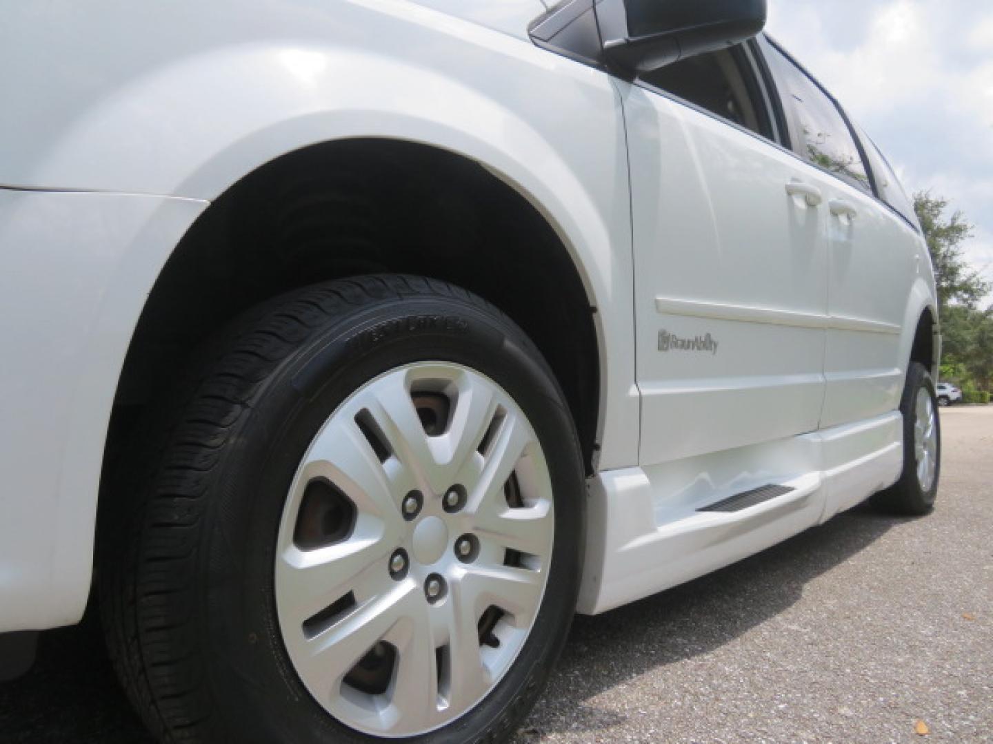 2014 White /Gray Dodge Grand Caravan SE (2C7WDGBG3ER) with an 3.6L V6 DOHC 24V engine, 6-Speed Automatic transmission, located at 4301 Oak Circle #19, Boca Raton, FL, 33431, (954) 561-2499, 26.388472, -80.084045 - You are looking a beautiful 2014 Dodge Grand Caravan SXT Braunability Handicap Wheelchair Conversion Van with 121K Original Miles, Braunability Commercial Handicap Van Conversion with Manual Side Entry Ramp, Wheelchair Tie Downs, Dual Sliding Doors, Power Package, Soundsystem, Cruise Control, and Mu - Photo#31