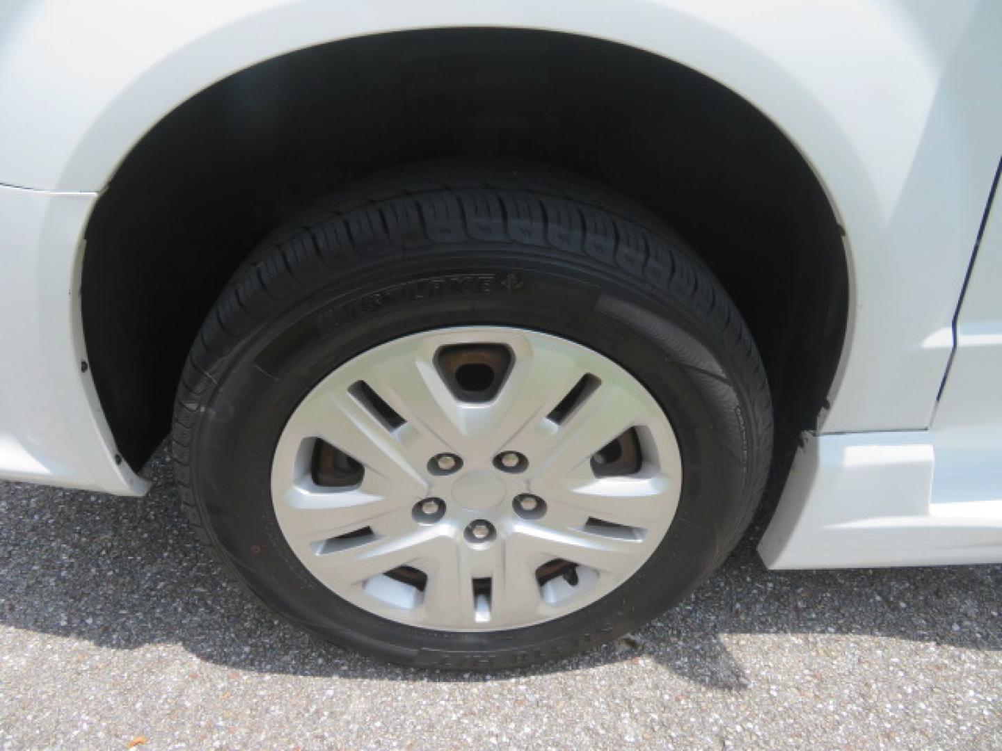 2014 White /Gray Dodge Grand Caravan SE (2C7WDGBG3ER) with an 3.6L V6 DOHC 24V engine, 6-Speed Automatic transmission, located at 4301 Oak Circle #19, Boca Raton, FL, 33431, (954) 561-2499, 26.388472, -80.084045 - You are looking a beautiful 2014 Dodge Grand Caravan SXT Braunability Handicap Wheelchair Conversion Van with 121K Original Miles, Braunability Commercial Handicap Van Conversion with Manual Side Entry Ramp, Wheelchair Tie Downs, Dual Sliding Doors, Power Package, Soundsystem, Cruise Control, and Mu - Photo#33