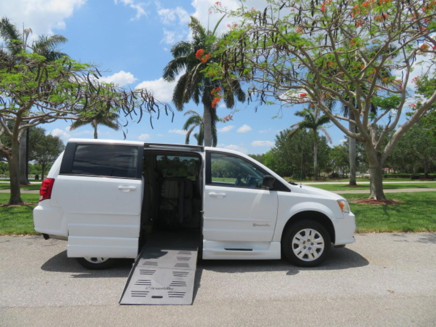 2014 White /Gray Dodge Grand Caravan SE (2C7WDGBG3ER) with an 3.6L V6 DOHC 24V engine, 6-Speed Automatic transmission, located at 4301 Oak Circle #19, Boca Raton, FL, 33431, (954) 561-2499, 26.388472, -80.084045 - You are looking a beautiful 2014 Dodge Grand Caravan SXT Braunability Handicap Wheelchair Conversion Van with 121K Original Miles, Braunability Commercial Handicap Van Conversion with Manual Side Entry Ramp, Wheelchair Tie Downs, Dual Sliding Doors, Power Package, Soundsystem, Cruise Control, and Mu - Photo#40