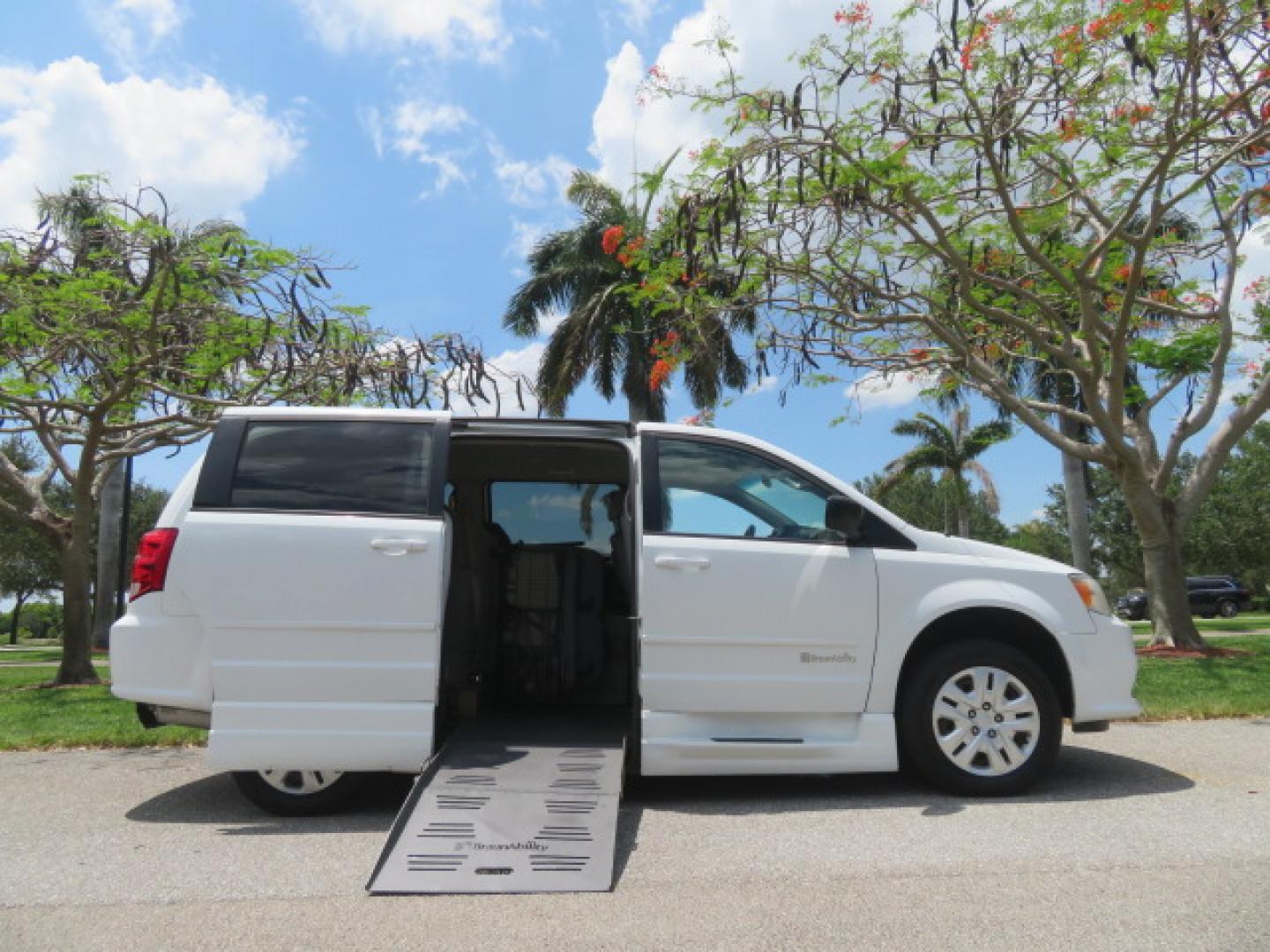 2014 White /Gray Dodge Grand Caravan SE (2C7WDGBG3ER) with an 3.6L V6 DOHC 24V engine, 6-Speed Automatic transmission, located at 4301 Oak Circle #19, Boca Raton, FL, 33431, (954) 561-2499, 26.388472, -80.084045 - You are looking a beautiful 2014 Dodge Grand Caravan SXT Braunability Handicap Wheelchair Conversion Van with 121K Original Miles, Braunability Commercial Handicap Van Conversion with Manual Side Entry Ramp, Wheelchair Tie Downs, Dual Sliding Doors, Power Package, Soundsystem, Cruise Control, and Mu - Photo#1