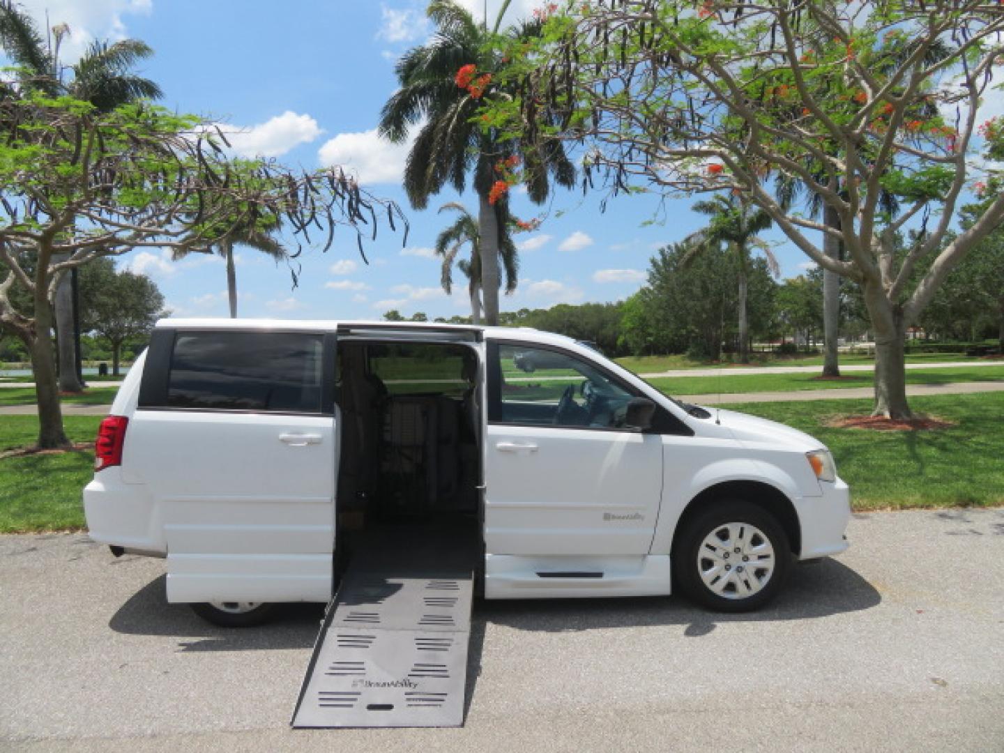 2014 White /Gray Dodge Grand Caravan SE (2C7WDGBG3ER) with an 3.6L V6 DOHC 24V engine, 6-Speed Automatic transmission, located at 4301 Oak Circle #19, Boca Raton, FL, 33431, (954) 561-2499, 26.388472, -80.084045 - You are looking a beautiful 2014 Dodge Grand Caravan SXT Braunability Handicap Wheelchair Conversion Van with 121K Original Miles, Braunability Commercial Handicap Van Conversion with Manual Side Entry Ramp, Wheelchair Tie Downs, Dual Sliding Doors, Power Package, Soundsystem, Cruise Control, and Mu - Photo#42