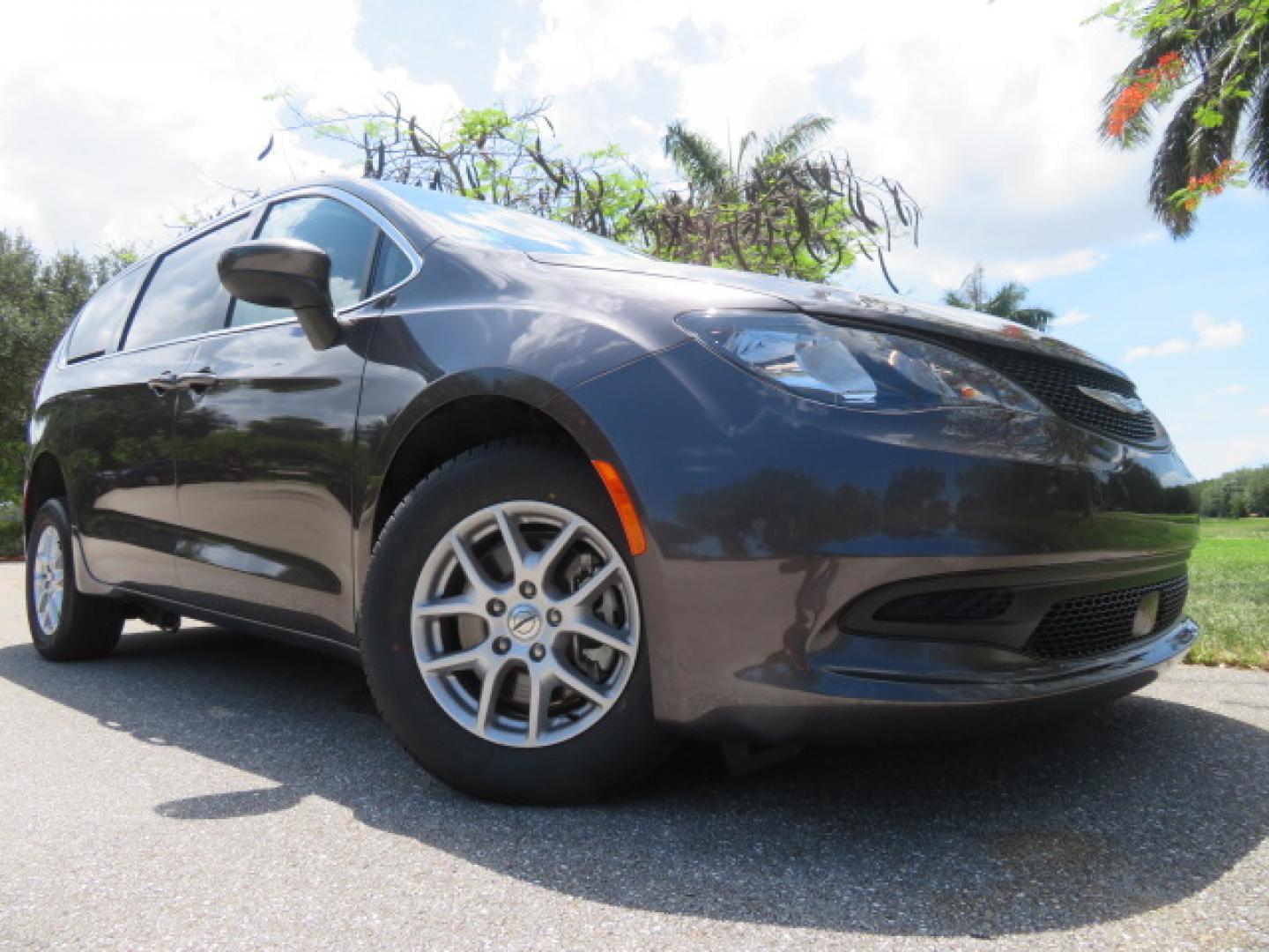 2022 /Black Chrysler Voyager LX (2C4RC1CG8NR) with an 3.6L V6 DOHC 24V engine, 9A transmission, located at 4301 Oak Circle #19, Boca Raton, FL, 33431, (954) 561-2499, 26.388472, -80.084045 - https://youtu.be/Tc_bEcSXyPo - Photo#4