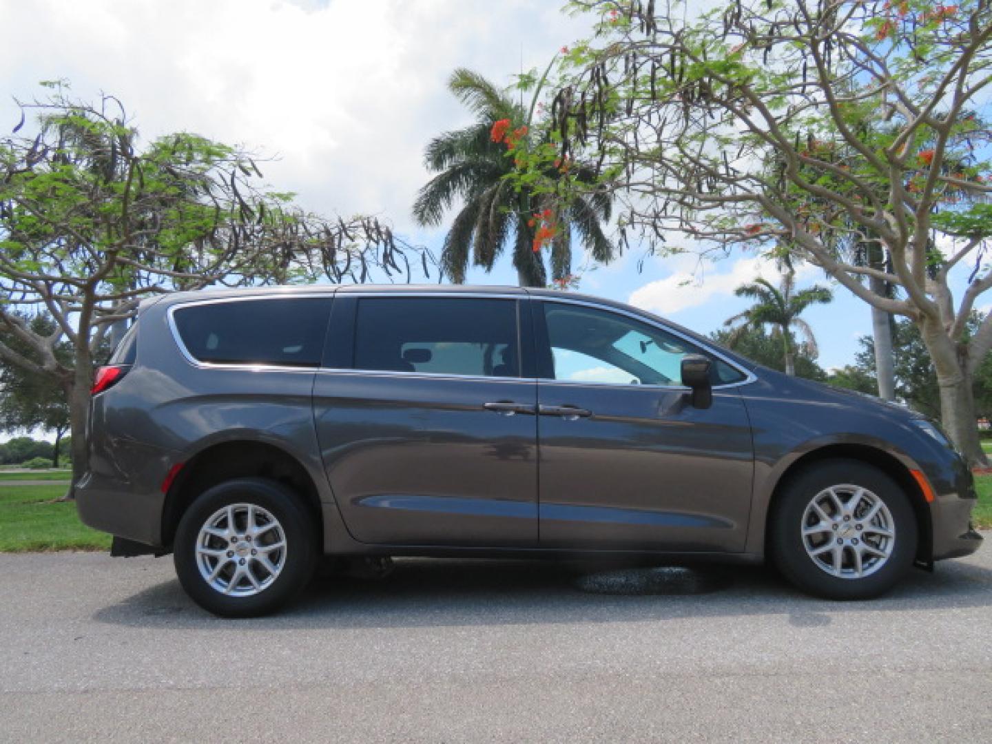 2022 /Black Chrysler Voyager LX (2C4RC1CG8NR) with an 3.6L V6 DOHC 24V engine, 9A transmission, located at 4301 Oak Circle #19, Boca Raton, FL, 33431, (954) 561-2499, 26.388472, -80.084045 - https://youtu.be/Tc_bEcSXyPo - Photo#6