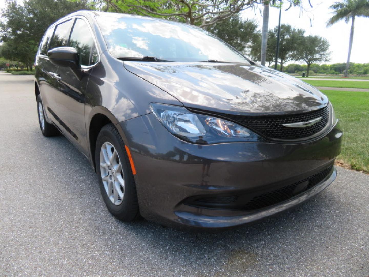 2022 /Black Chrysler Voyager LX (2C4RC1CG8NR) with an 3.6L V6 DOHC 24V engine, 9A transmission, located at 4301 Oak Circle #19, Boca Raton, FL, 33431, (954) 561-2499, 26.388472, -80.084045 - https://youtu.be/Tc_bEcSXyPo - Photo#9