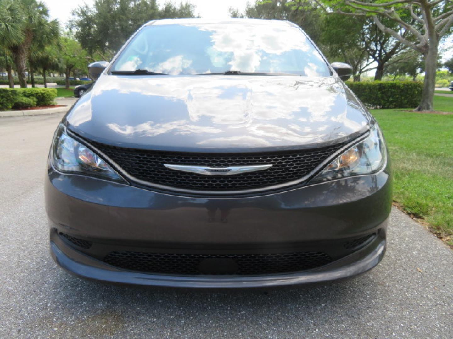 2022 /Black Chrysler Voyager LX (2C4RC1CG8NR) with an 3.6L V6 DOHC 24V engine, 9A transmission, located at 4301 Oak Circle #19, Boca Raton, FL, 33431, (954) 561-2499, 26.388472, -80.084045 - https://youtu.be/Tc_bEcSXyPo - Photo#10