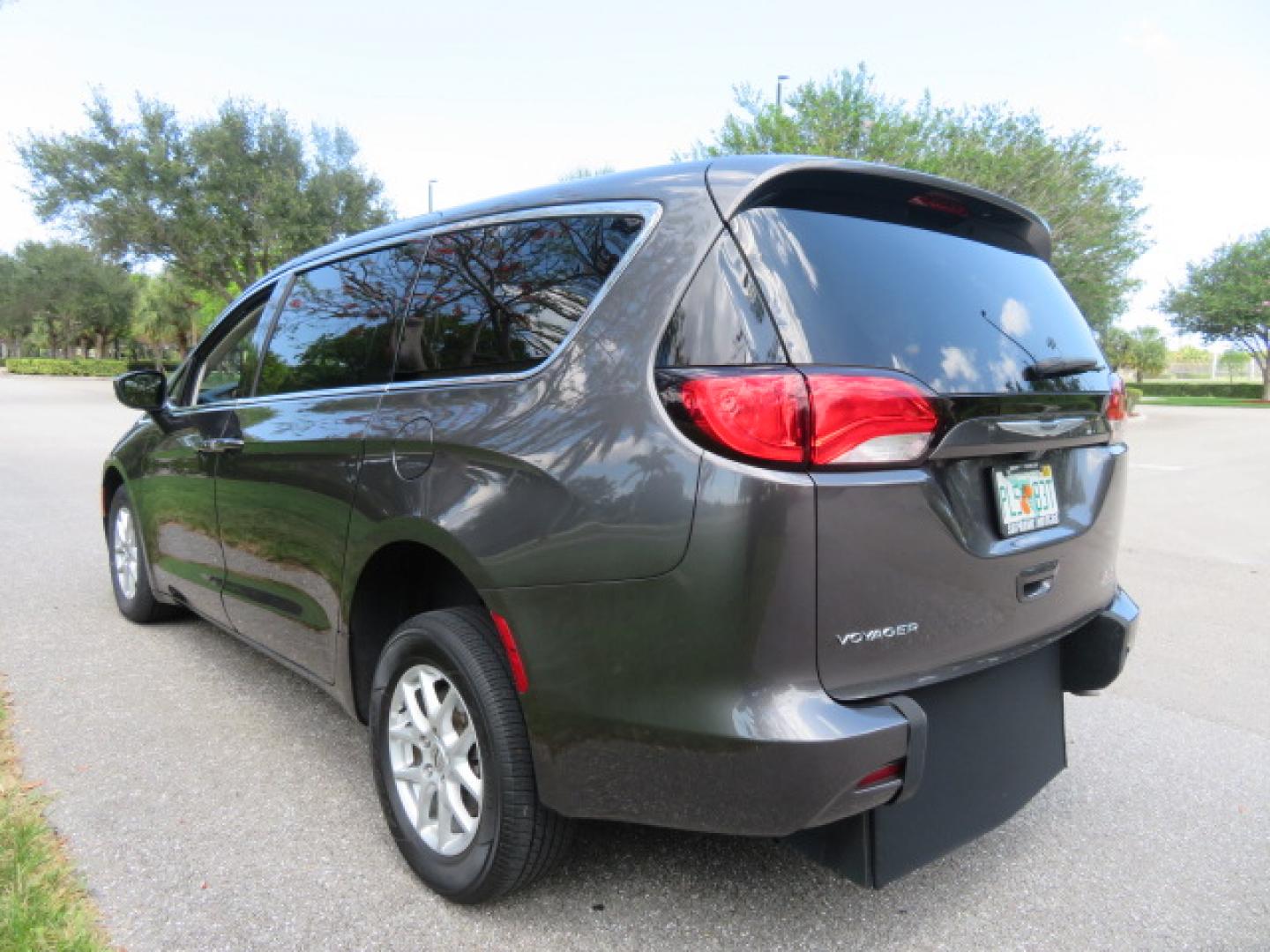 2022 /Black Chrysler Voyager LX (2C4RC1CG8NR) with an 3.6L V6 DOHC 24V engine, 9A transmission, located at 4301 Oak Circle #19, Boca Raton, FL, 33431, (954) 561-2499, 26.388472, -80.084045 - https://youtu.be/Tc_bEcSXyPo - Photo#13