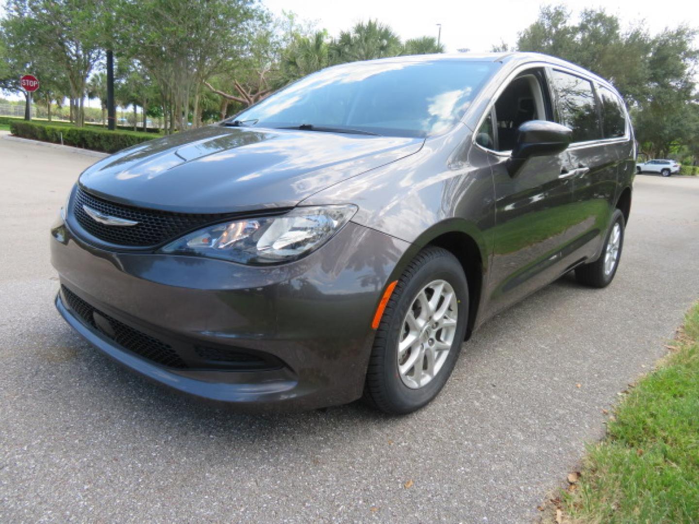 2022 /Black Chrysler Voyager LX (2C4RC1CG8NR) with an 3.6L V6 DOHC 24V engine, 9A transmission, located at 4301 Oak Circle #19, Boca Raton, FL, 33431, (954) 561-2499, 26.388472, -80.084045 - https://youtu.be/Tc_bEcSXyPo - Photo#11