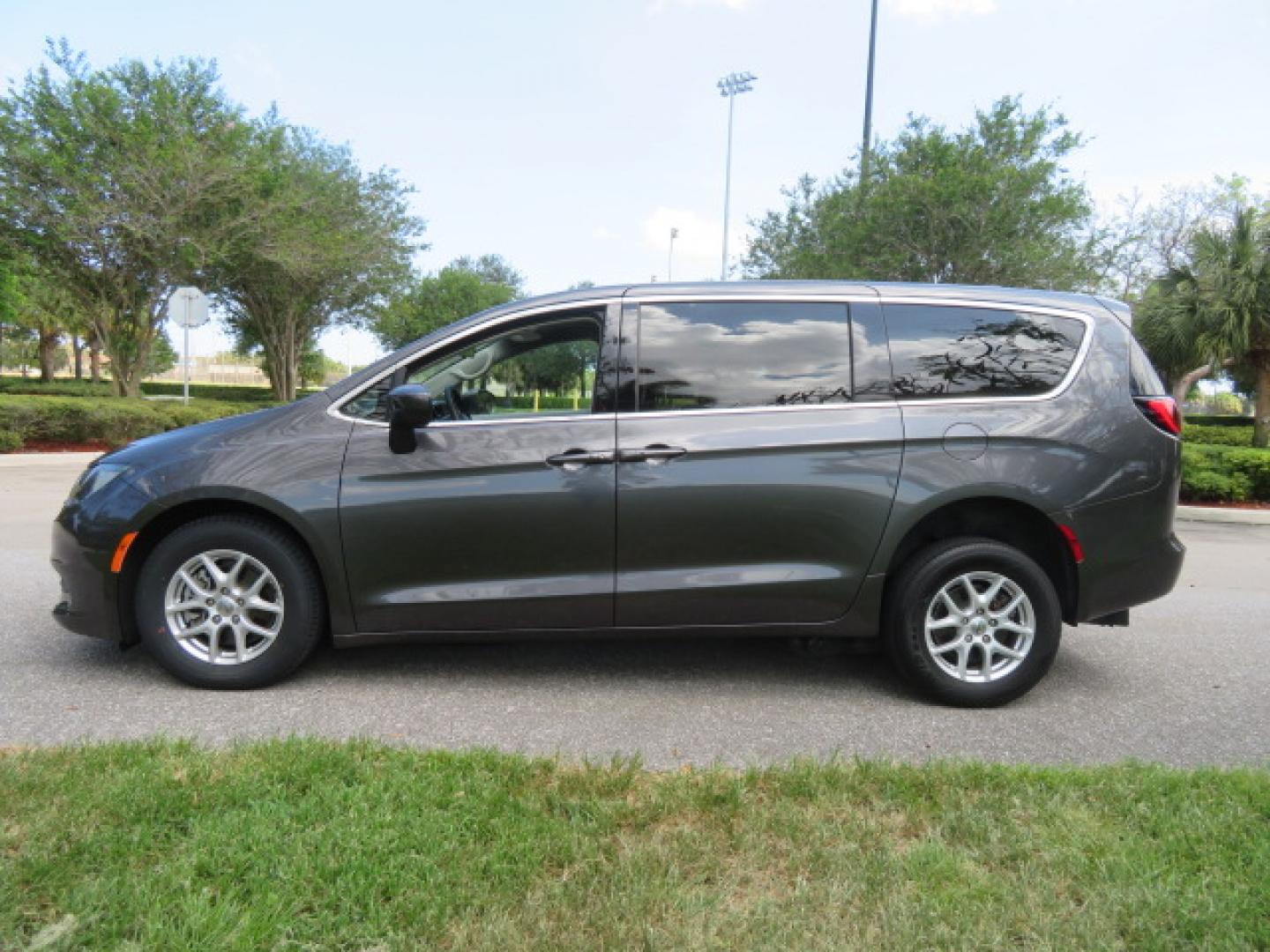 2022 /Black Chrysler Voyager LX (2C4RC1CG8NR) with an 3.6L V6 DOHC 24V engine, 9A transmission, located at 4301 Oak Circle #19, Boca Raton, FL, 33431, (954) 561-2499, 26.388472, -80.084045 - https://youtu.be/Tc_bEcSXyPo - Photo#12