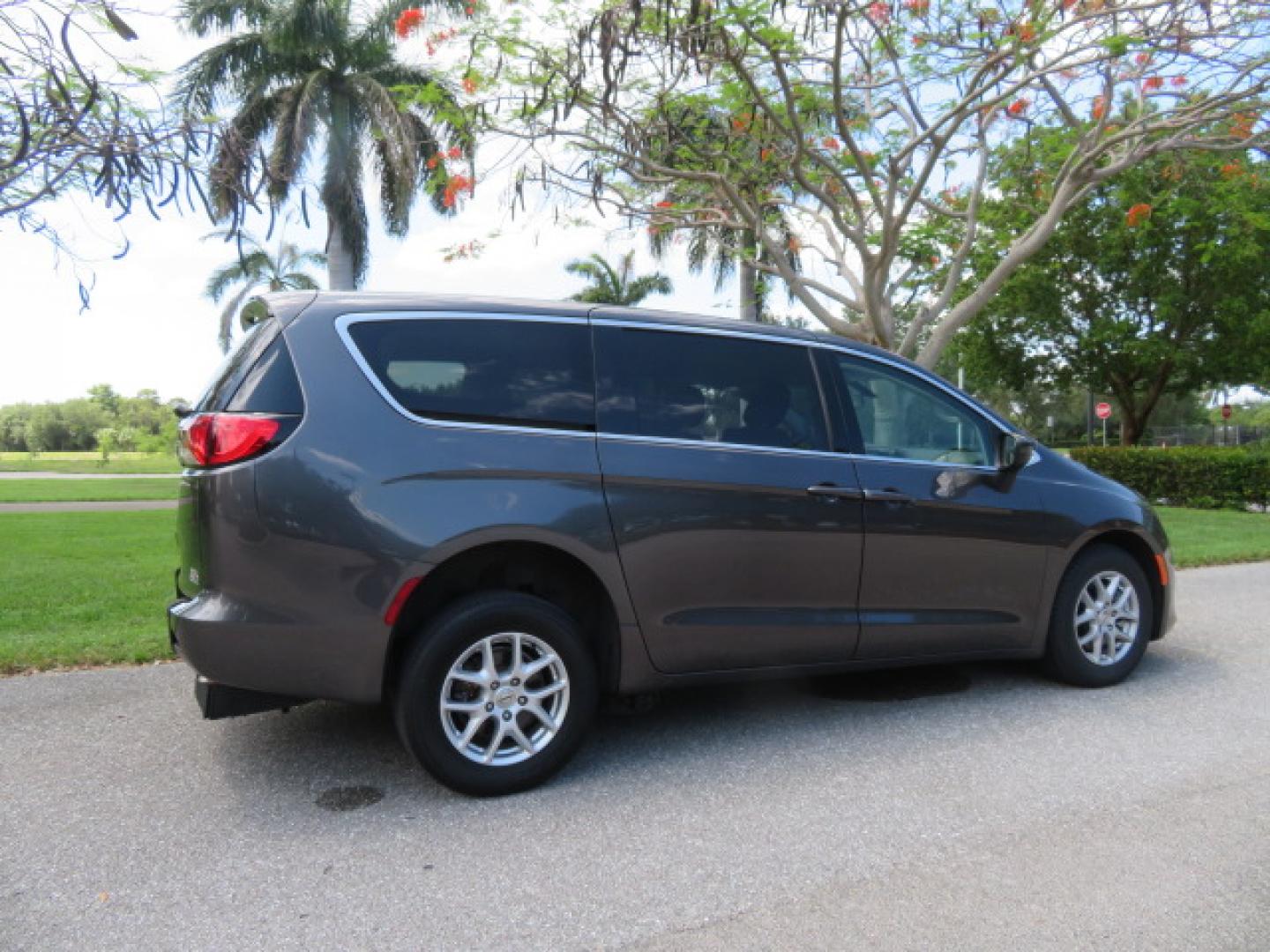 2022 /Black Chrysler Voyager LX (2C4RC1CG8NR) with an 3.6L V6 DOHC 24V engine, 9A transmission, located at 4301 Oak Circle #19, Boca Raton, FL, 33431, (954) 561-2499, 26.388472, -80.084045 - https://youtu.be/Tc_bEcSXyPo - Photo#16