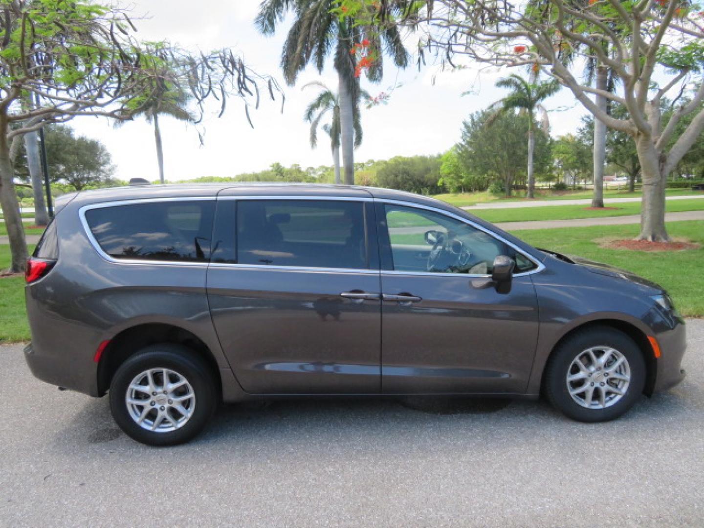 2022 /Black Chrysler Voyager LX (2C4RC1CG8NR) with an 3.6L V6 DOHC 24V engine, 9A transmission, located at 4301 Oak Circle #19, Boca Raton, FL, 33431, (954) 561-2499, 26.388472, -80.084045 - https://youtu.be/Tc_bEcSXyPo - Photo#17