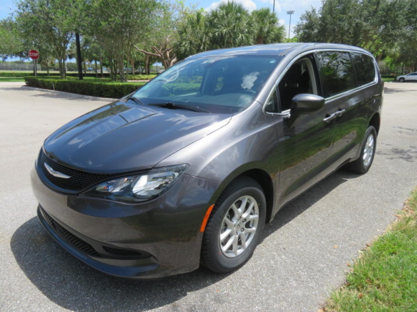 2022 /Black Chrysler Voyager LX (2C4RC1CG8NR) with an 3.6L V6 DOHC 24V engine, 9A transmission, located at 4301 Oak Circle #19, Boca Raton, FL, 33431, (954) 561-2499, 26.388472, -80.084045 - https://youtu.be/Tc_bEcSXyPo - Photo#20