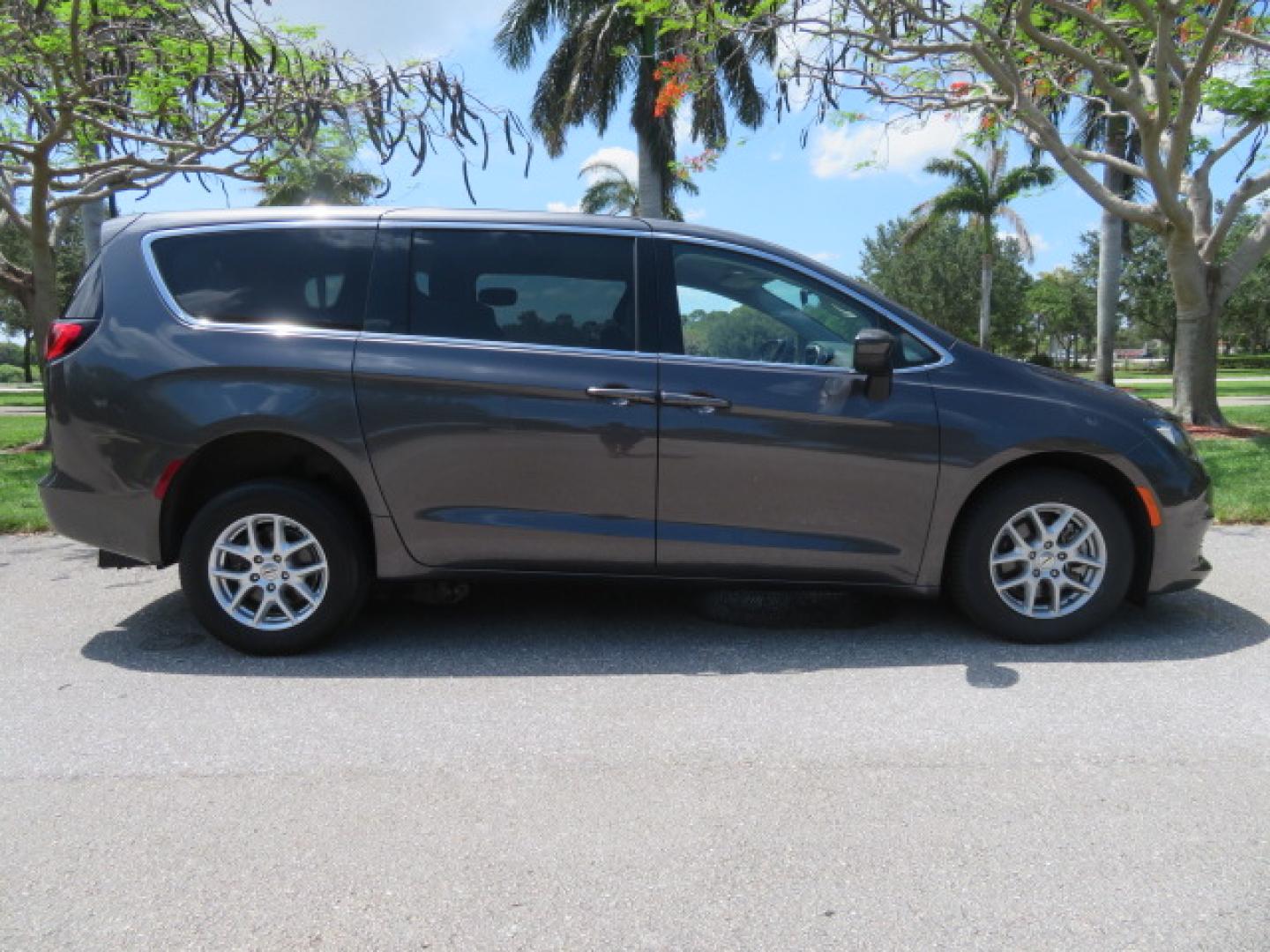 2022 /Black Chrysler Voyager LX (2C4RC1CG8NR) with an 3.6L V6 DOHC 24V engine, 9A transmission, located at 4301 Oak Circle #19, Boca Raton, FL, 33431, (954) 561-2499, 26.388472, -80.084045 - https://youtu.be/Tc_bEcSXyPo - Photo#26