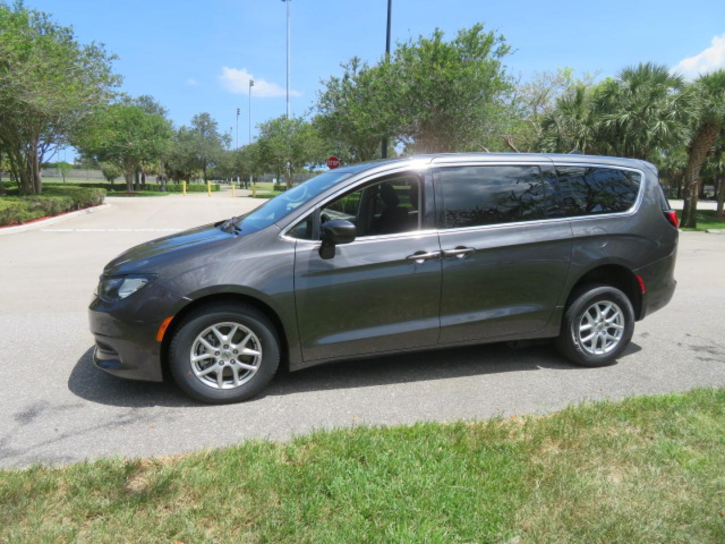 2022 /Black Chrysler Voyager LX (2C4RC1CG8NR) with an 3.6L V6 DOHC 24V engine, 9A transmission, located at 4301 Oak Circle #19, Boca Raton, FL, 33431, (954) 561-2499, 26.388472, -80.084045 - https://youtu.be/Tc_bEcSXyPo - Photo#21