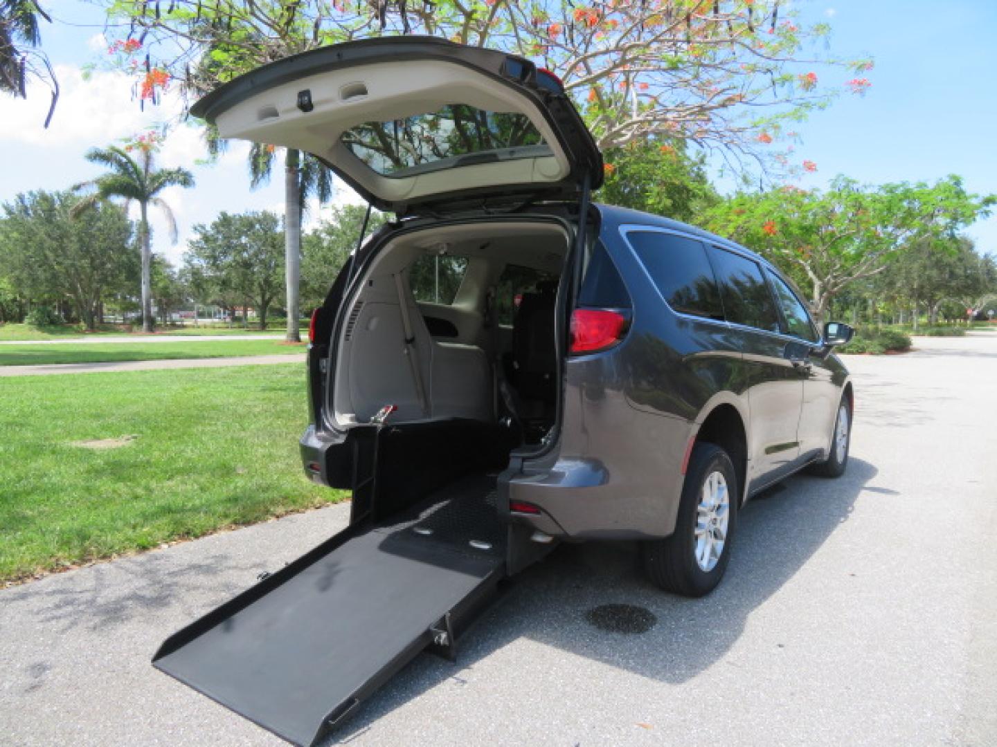 2022 /Black Chrysler Voyager LX (2C4RC1CG8NR) with an 3.6L V6 DOHC 24V engine, 9A transmission, located at 4301 Oak Circle #19, Boca Raton, FL, 33431, (954) 561-2499, 26.388472, -80.084045 - https://youtu.be/Tc_bEcSXyPo - Photo#37