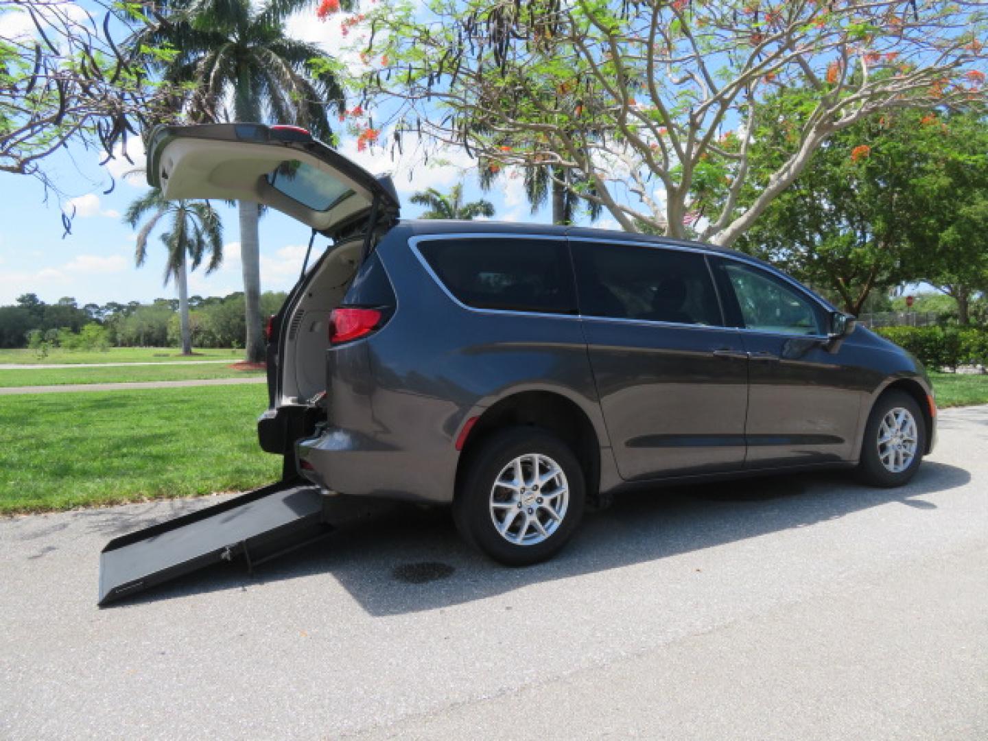 2022 /Black Chrysler Voyager LX (2C4RC1CG8NR) with an 3.6L V6 DOHC 24V engine, 9A transmission, located at 4301 Oak Circle #19, Boca Raton, FL, 33431, (954) 561-2499, 26.388472, -80.084045 - https://youtu.be/Tc_bEcSXyPo - Photo#38