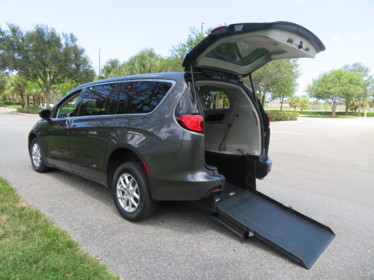 2022 /Black Chrysler Voyager LX (2C4RC1CG8NR) with an 3.6L V6 DOHC 24V engine, 9A transmission, located at 4301 Oak Circle #19, Boca Raton, FL, 33431, (954) 561-2499, 26.388472, -80.084045 - https://youtu.be/Tc_bEcSXyPo - Photo#1