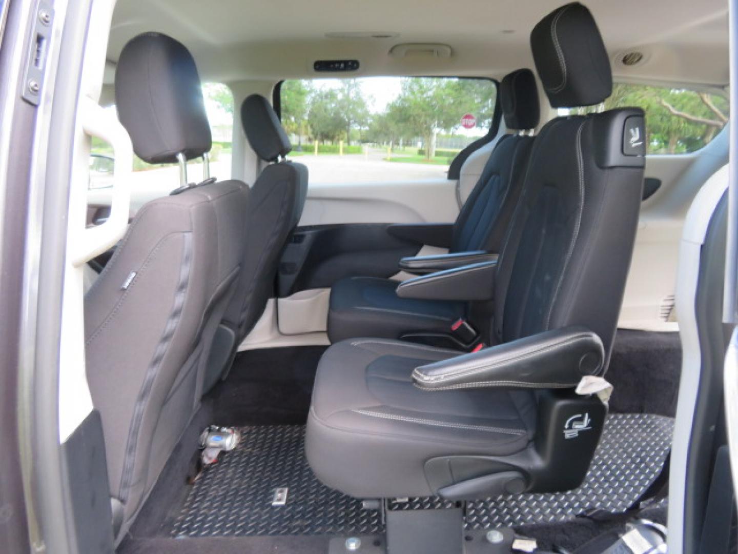 2022 /Black Chrysler Voyager LX (2C4RC1CG8NR) with an 3.6L V6 DOHC 24V engine, 9A transmission, located at 4301 Oak Circle #19, Boca Raton, FL, 33431, (954) 561-2499, 26.388472, -80.084045 - https://youtu.be/Tc_bEcSXyPo - Photo#55