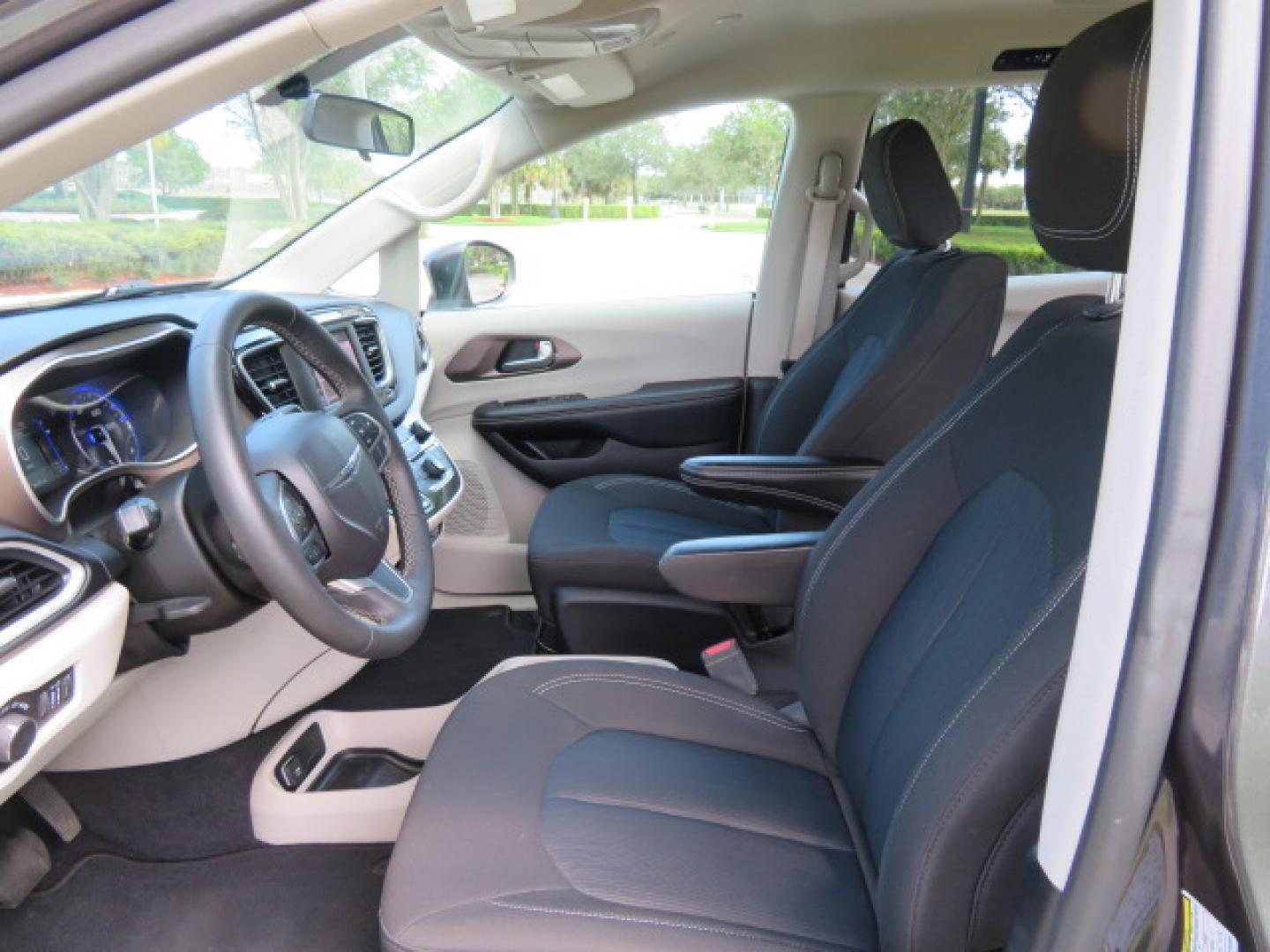 2022 /Black Chrysler Voyager LX (2C4RC1CG8NR) with an 3.6L V6 DOHC 24V engine, 9A transmission, located at 4301 Oak Circle #19, Boca Raton, FL, 33431, (954) 561-2499, 26.388472, -80.084045 - https://youtu.be/Tc_bEcSXyPo - Photo#58