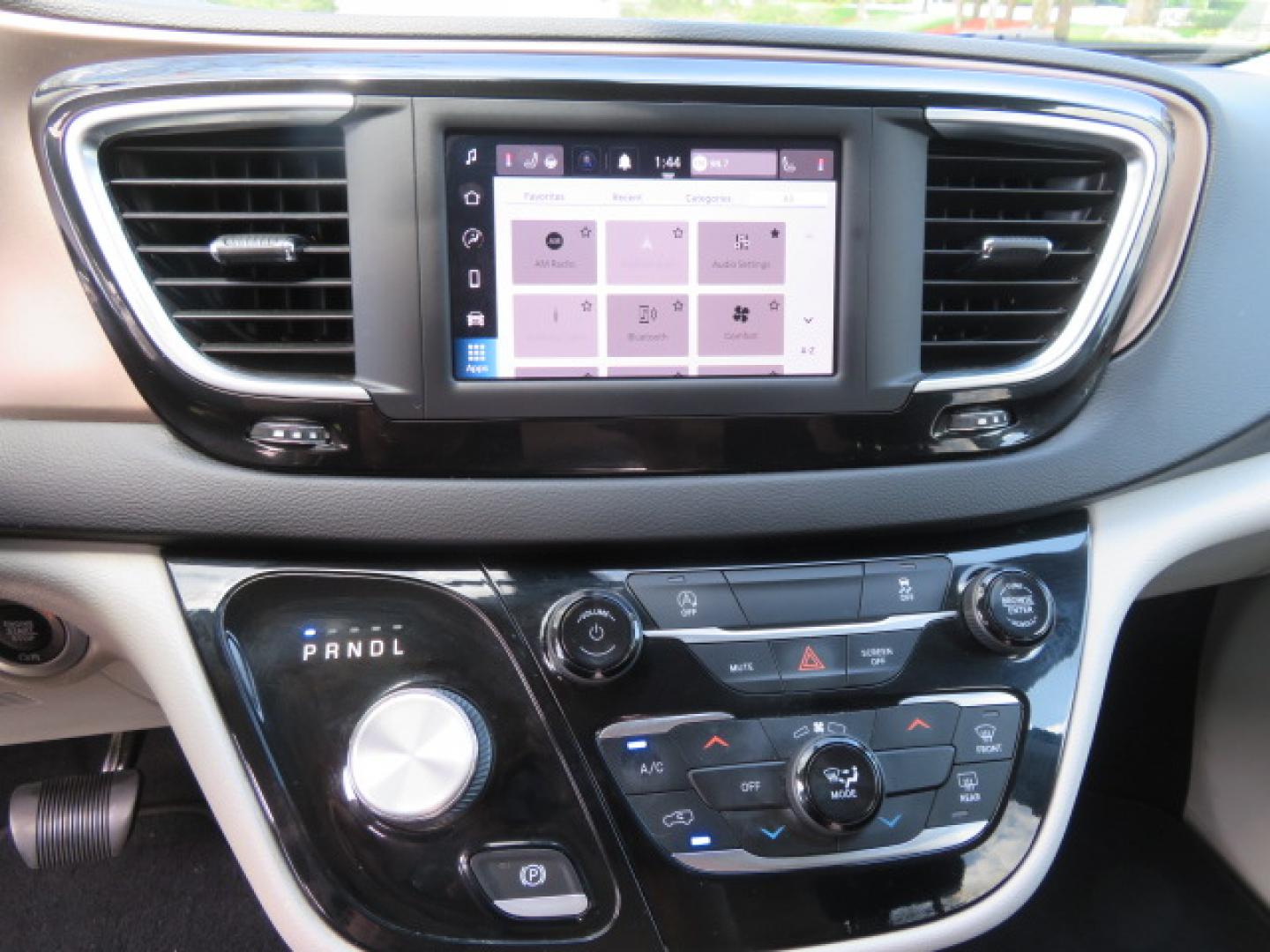 2022 /Black Chrysler Voyager LX (2C4RC1CG8NR) with an 3.6L V6 DOHC 24V engine, 9A transmission, located at 4301 Oak Circle #19, Boca Raton, FL, 33431, (954) 561-2499, 26.388472, -80.084045 - https://youtu.be/Tc_bEcSXyPo - Photo#63