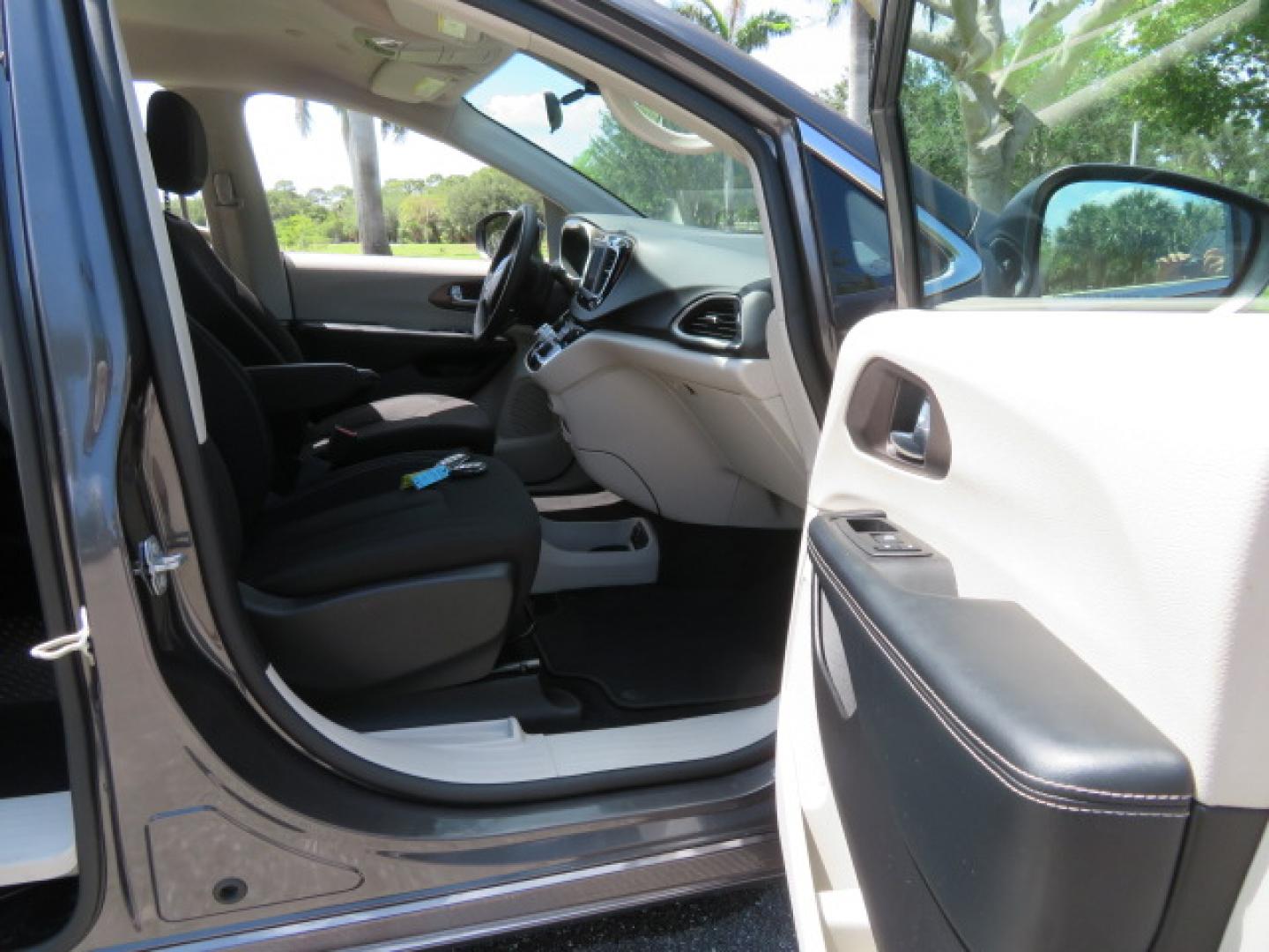 2022 /Black Chrysler Voyager LX (2C4RC1CG8NR) with an 3.6L V6 DOHC 24V engine, 9A transmission, located at 4301 Oak Circle #19, Boca Raton, FL, 33431, (954) 561-2499, 26.388472, -80.084045 - https://youtu.be/Tc_bEcSXyPo - Photo#74