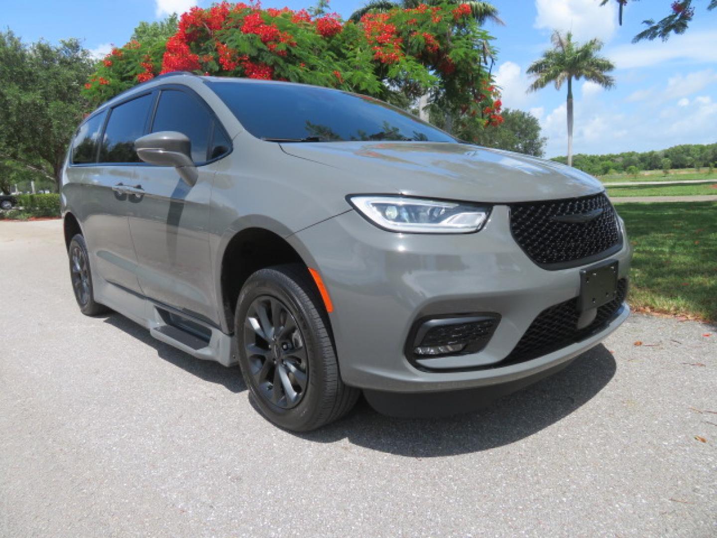 2021 Ceramic Gray /Black Chrysler Pacifica Touring Plus (2C4RC1FG3MR) with an 3.6L V6 DOHC 24V engine, 9A transmission, located at 4301 Oak Circle #19, Boca Raton, FL, 33431, (954) 561-2499, 26.388472, -80.084045 - You are looking at a Gorgeous 2021 Chrysler Pacifica Touring S Sport RollX Power In Floor Side Entry Handicap Wheelchair Conversion Van with Super Low 39K Original Miles, Exterior Color: Ceramic Gray Clear–Coat Exterior Paint Interior Color: Black / Black / Black Interior Colors Interior: Premium - Photo#9