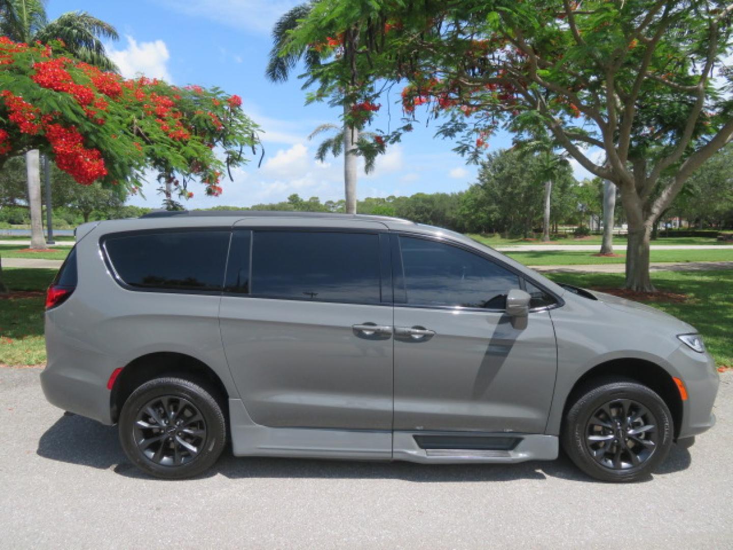 2021 Ceramic Gray /Black Chrysler Pacifica Touring Plus (2C4RC1FG3MR) with an 3.6L V6 DOHC 24V engine, 9A transmission, located at 4301 Oak Circle #19, Boca Raton, FL, 33431, (954) 561-2499, 26.388472, -80.084045 - You are looking at a Gorgeous 2021 Chrysler Pacifica Touring S Sport RollX Power In Floor Side Entry Handicap Wheelchair Conversion Van with Super Low 39K Original Miles, Exterior Color: Ceramic Gray Clear–Coat Exterior Paint Interior Color: Black / Black / Black Interior Colors Interior: Premium - Photo#19