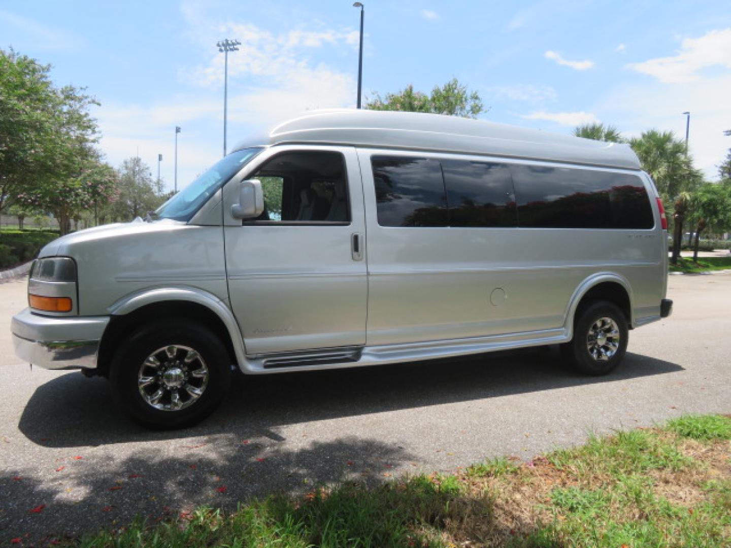 2015 Silver /Gray GMC Savana RV G2500 3LT (1GDW7LCG6F1) with an 6.0L V8 OHV 16V FFV engine, 6A transmission, located at 4301 Oak Circle #19, Boca Raton, FL, 33431, (954) 561-2499, 26.388472, -80.084045 - Photo#15