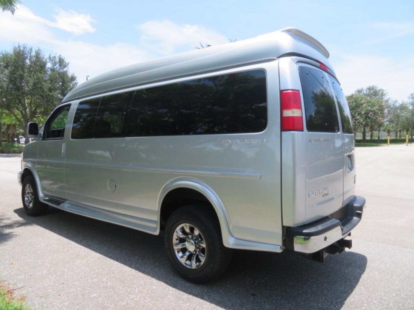 2015 Silver /Gray GMC Savana RV G2500 3LT (1GDW7LCG6F1) with an 6.0L V8 OHV 16V FFV engine, 6A transmission, located at 4301 Oak Circle #19, Boca Raton, FL, 33431, (954) 561-2499, 26.388472, -80.084045 - Photo#17