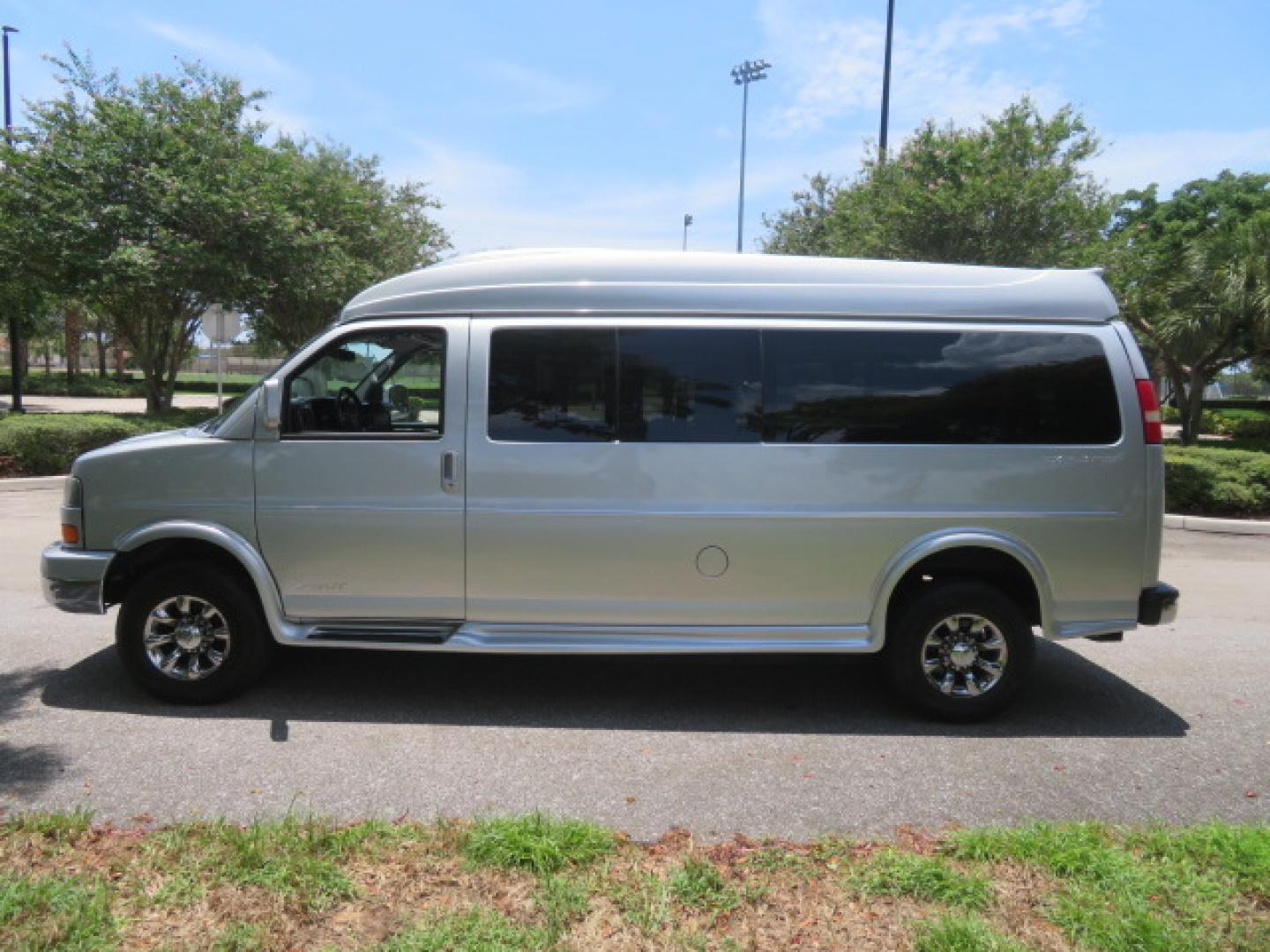 2015 Silver /Gray GMC Savana RV G2500 3LT (1GDW7LCG6F1) with an 6.0L V8 OHV 16V FFV engine, 6A transmission, located at 4301 Oak Circle #19, Boca Raton, FL, 33431, (954) 561-2499, 26.388472, -80.084045 - Photo#26