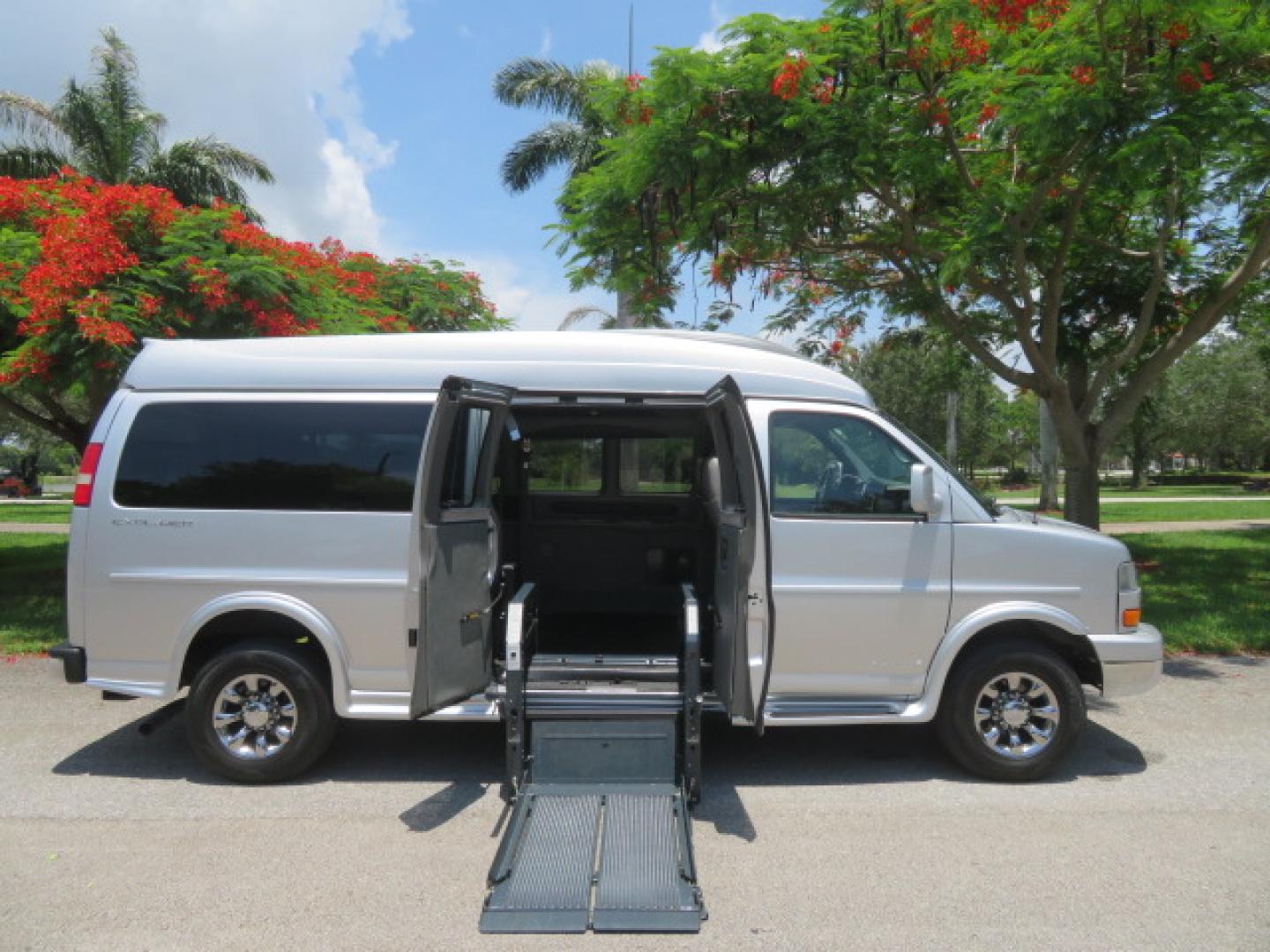 2015 Silver /Gray GMC Savana RV G2500 3LT (1GDW7LCG6F1) with an 6.0L V8 OHV 16V FFV engine, 6A transmission, located at 4301 Oak Circle #19, Boca Raton, FL, 33431, (954) 561-2499, 26.388472, -80.084045 - Photo#46