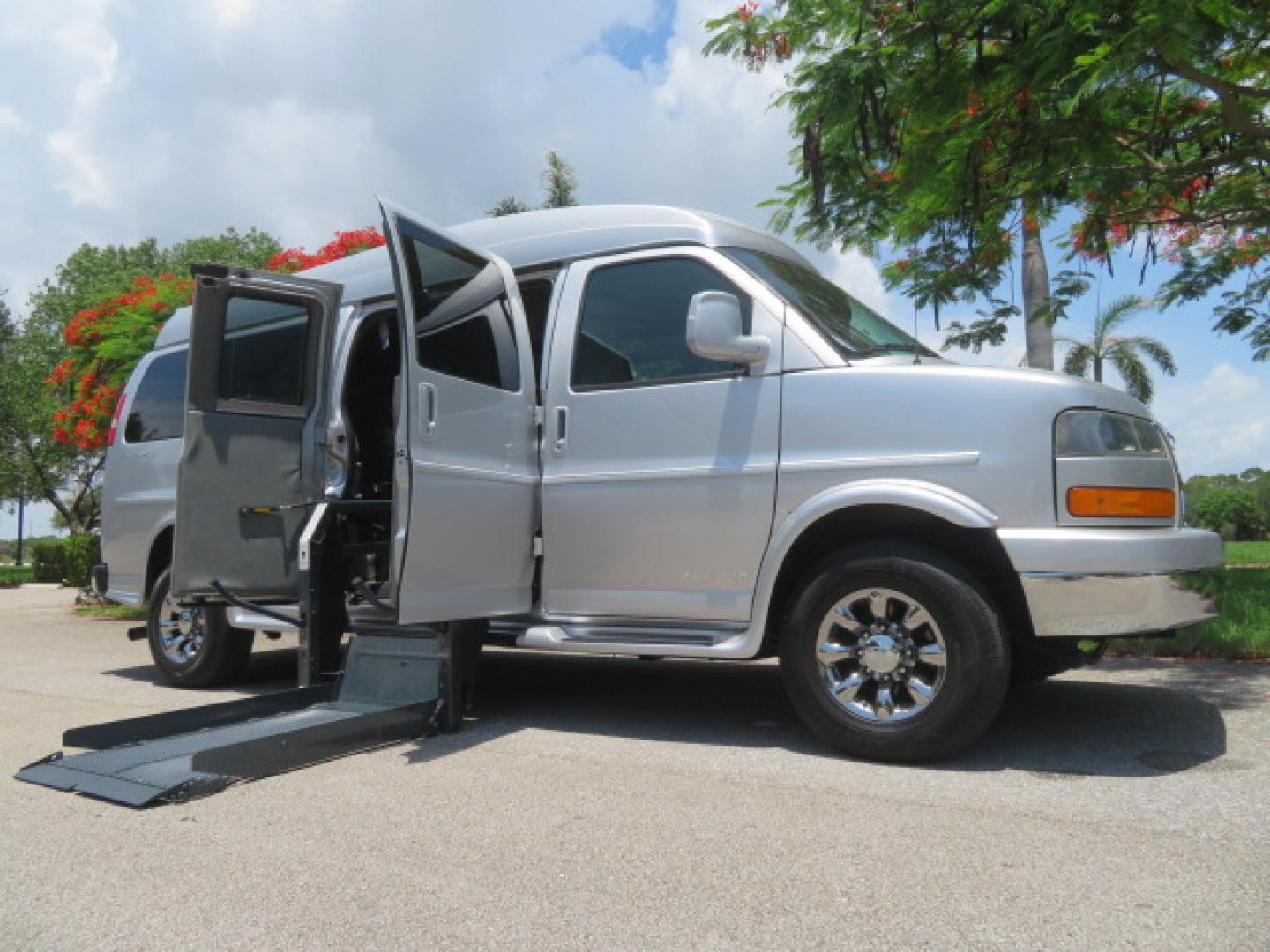 2015 Silver /Gray GMC Savana RV G2500 3LT (1GDW7LCG6F1) with an 6.0L V8 OHV 16V FFV engine, 6A transmission, located at 4301 Oak Circle #19, Boca Raton, FL, 33431, (954) 561-2499, 26.388472, -80.084045 - Photo#48
