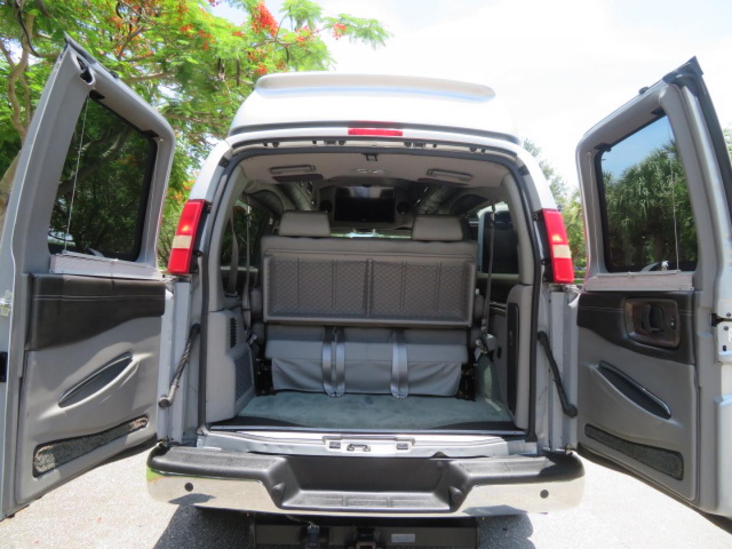 2015 Silver /Gray GMC Savana RV G2500 3LT (1GDW7LCG6F1) with an 6.0L V8 OHV 16V FFV engine, 6A transmission, located at 4301 Oak Circle #19, Boca Raton, FL, 33431, (954) 561-2499, 26.388472, -80.084045 - Photo#87
