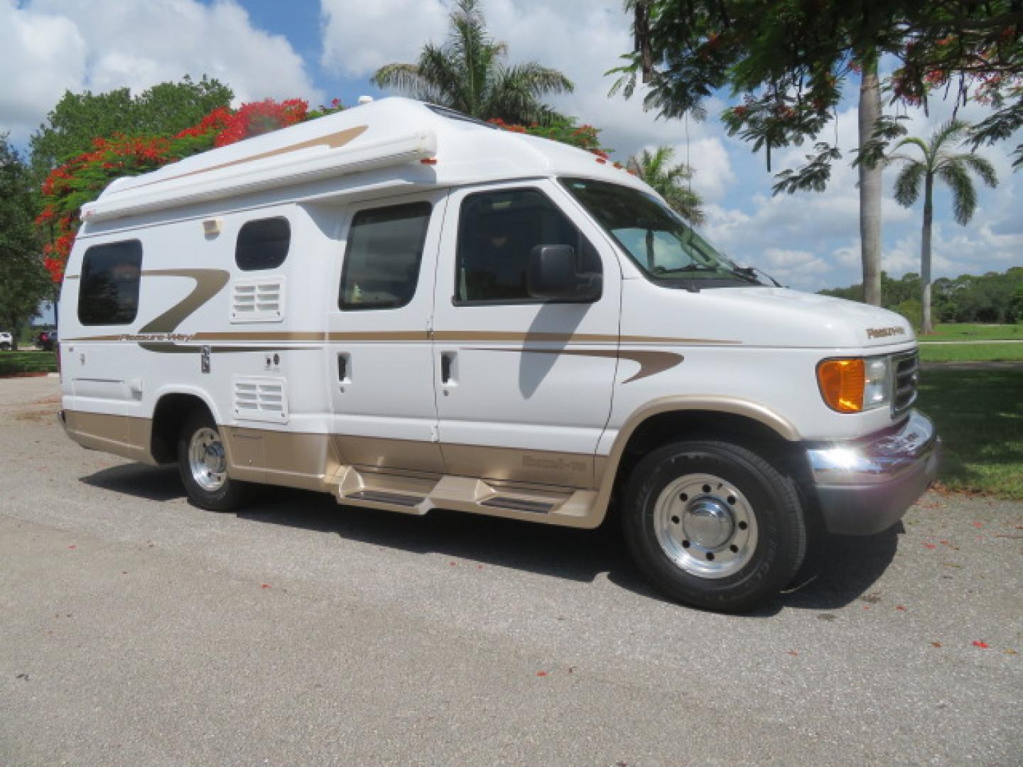 2006 White /Tan Ford Econoline E-350 Super Duty (1FDSE34L56H) with an 5.4L V8 SOHC 16V engine, located at 4301 Oak Circle #19, Boca Raton, FL, 33431, (954) 561-2499, 26.388472, -80.084045 - You are looking at Nicest 2006 Ford E350 Super Duty Pleasure Way Excel TS 5.4L V8 with Ultra Low 46K Original Miles Fully Loaded Class B RV. High End Quality with everything you need to go off grid today. This is a One Owner Rust Free Southern Van with a Clean Carfax and Clean Title. This Pleasure W - Photo#3