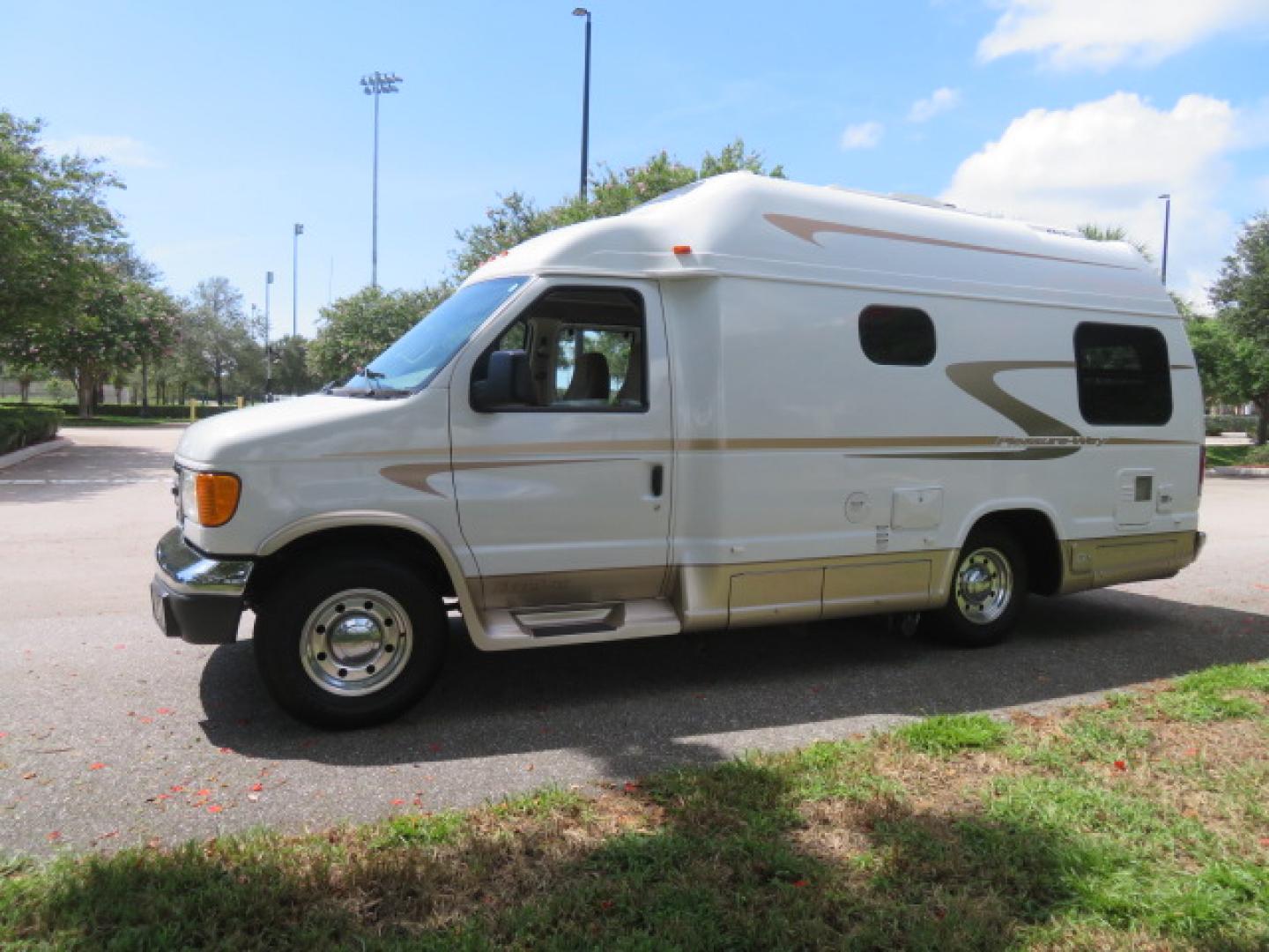 2006 White /Tan Ford Econoline E-350 Super Duty (1FDSE34L56H) with an 5.4L V8 SOHC 16V engine, located at 4301 Oak Circle #19, Boca Raton, FL, 33431, (954) 561-2499, 26.388472, -80.084045 - You are looking at Nicest 2006 Ford E350 Super Duty Pleasure Way Excel TS 5.4L V8 with Ultra Low 46K Original Miles Fully Loaded Class B RV. High End Quality with everything you need to go off grid today. This is a One Owner Rust Free Southern Van with a Clean Carfax and Clean Title. This Pleasure W - Photo#8