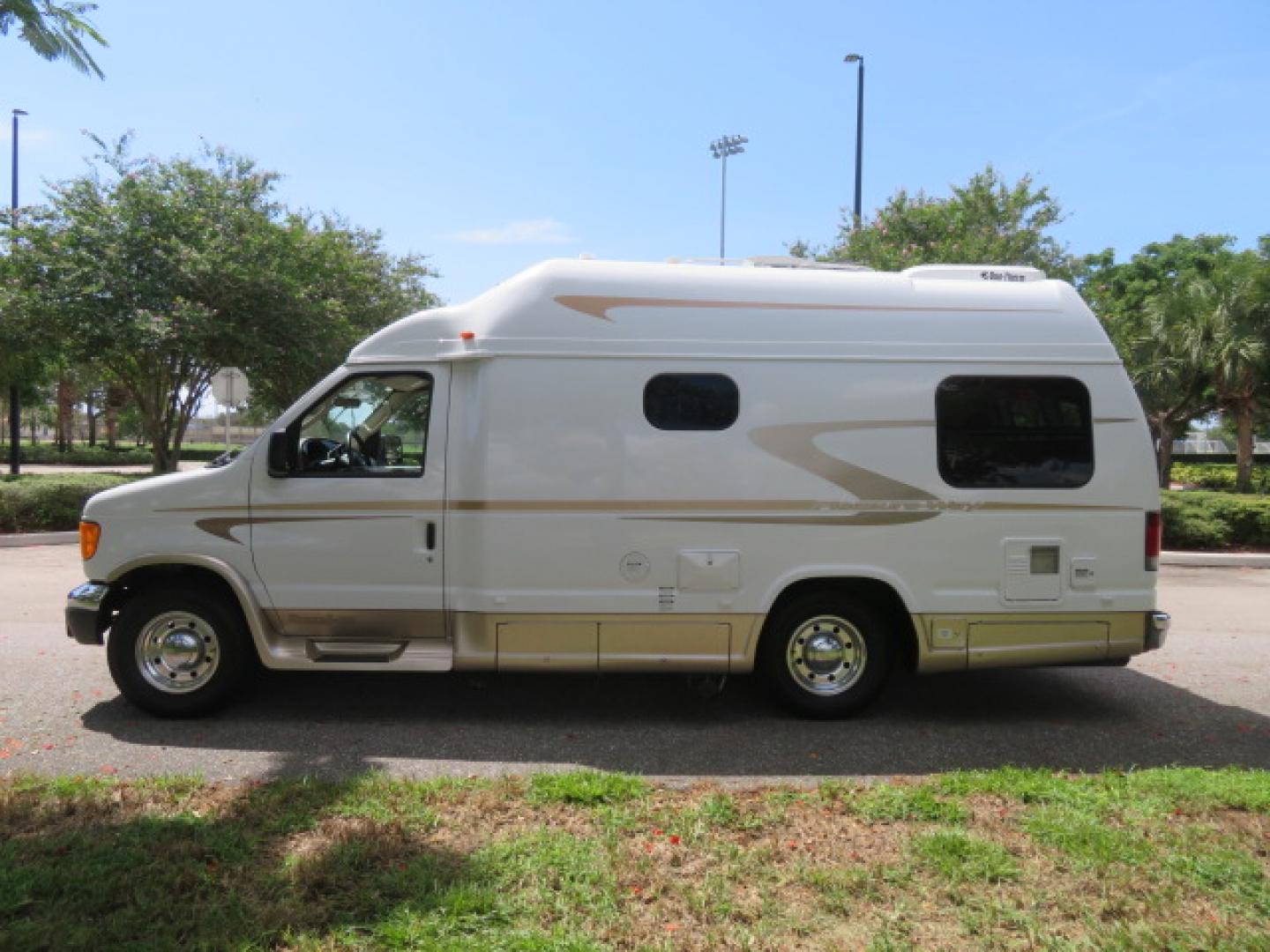 2006 White /Tan Ford Econoline E-350 Super Duty (1FDSE34L56H) with an 5.4L V8 SOHC 16V engine, located at 4301 Oak Circle #19, Boca Raton, FL, 33431, (954) 561-2499, 26.388472, -80.084045 - You are looking at Nicest 2006 Ford E350 Super Duty Pleasure Way Excel TS 5.4L V8 with Ultra Low 46K Original Miles Fully Loaded Class B RV. High End Quality with everything you need to go off grid today. This is a One Owner Rust Free Southern Van with a Clean Carfax and Clean Title. This Pleasure W - Photo#9