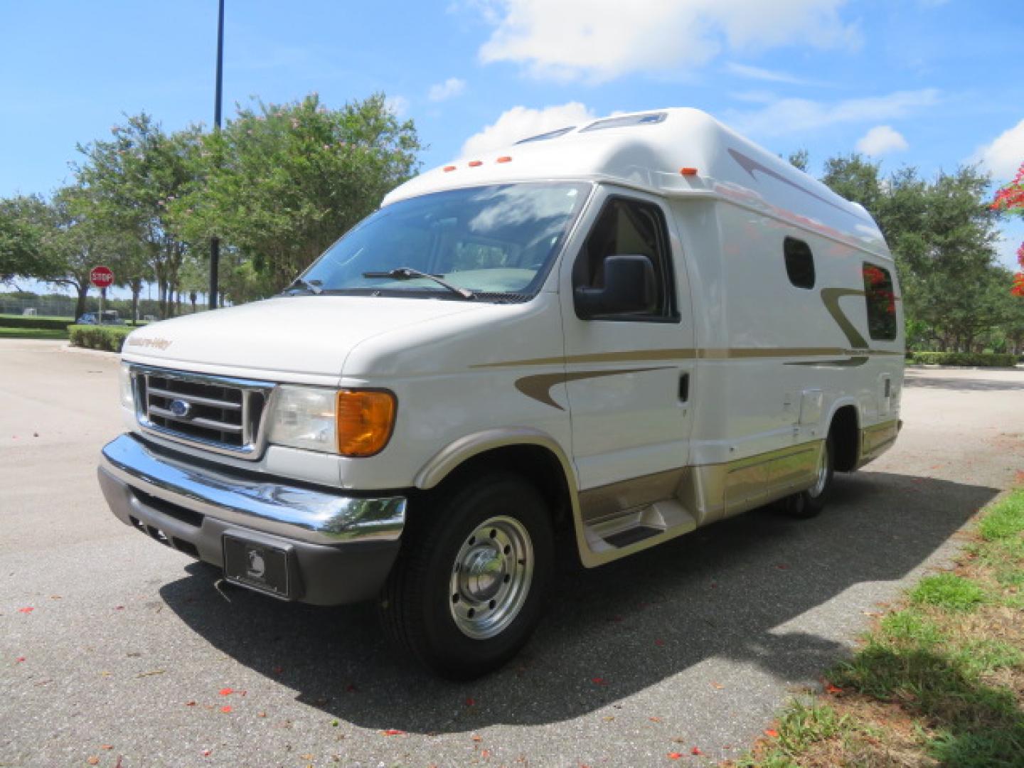2006 White /Tan Ford Econoline E-350 Super Duty (1FDSE34L56H) with an 5.4L V8 SOHC 16V engine, located at 4301 Oak Circle #19, Boca Raton, FL, 33431, (954) 561-2499, 26.388472, -80.084045 - You are looking at Nicest 2006 Ford E350 Super Duty Pleasure Way Excel TS 5.4L V8 with Ultra Low 46K Original Miles Fully Loaded Class B RV. High End Quality with everything you need to go off grid today. This is a One Owner Rust Free Southern Van with a Clean Carfax and Clean Title. This Pleasure W - Photo#7