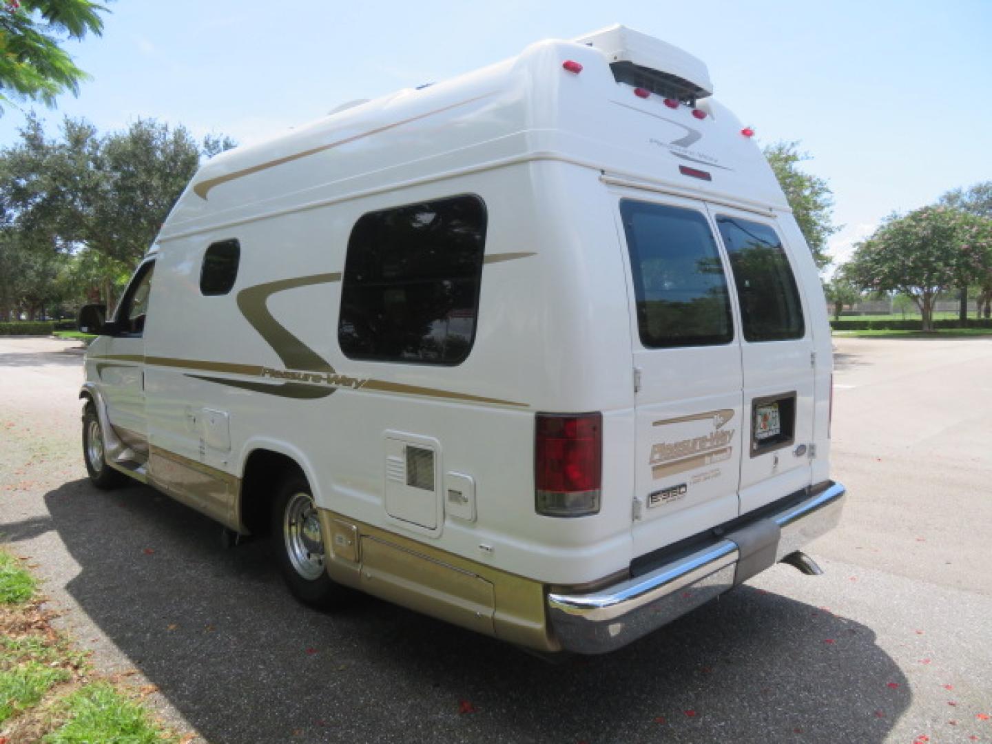 2006 White /Tan Ford Econoline E-350 Super Duty (1FDSE34L56H) with an 5.4L V8 SOHC 16V engine, located at 4301 Oak Circle #19, Boca Raton, FL, 33431, (954) 561-2499, 26.388472, -80.084045 - You are looking at Nicest 2006 Ford E350 Super Duty Pleasure Way Excel TS 5.4L V8 with Ultra Low 46K Original Miles Fully Loaded Class B RV. High End Quality with everything you need to go off grid today. This is a One Owner Rust Free Southern Van with a Clean Carfax and Clean Title. This Pleasure W - Photo#12